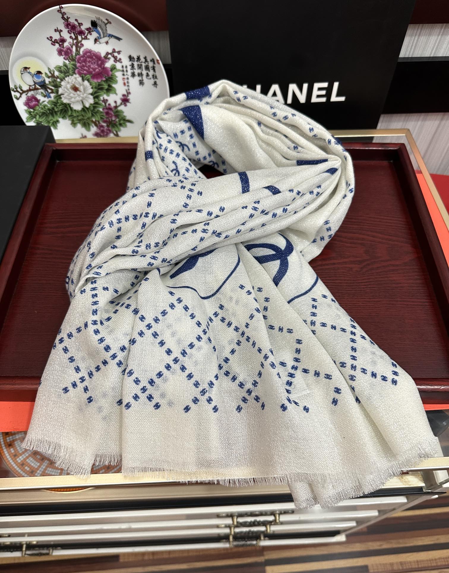 上新。小香 银丝2025 最新款[吃瓜]闪闪发光[咖啡]顶级设计太美了，真心赞👍【羊绒绒长巾】😘💍实物真