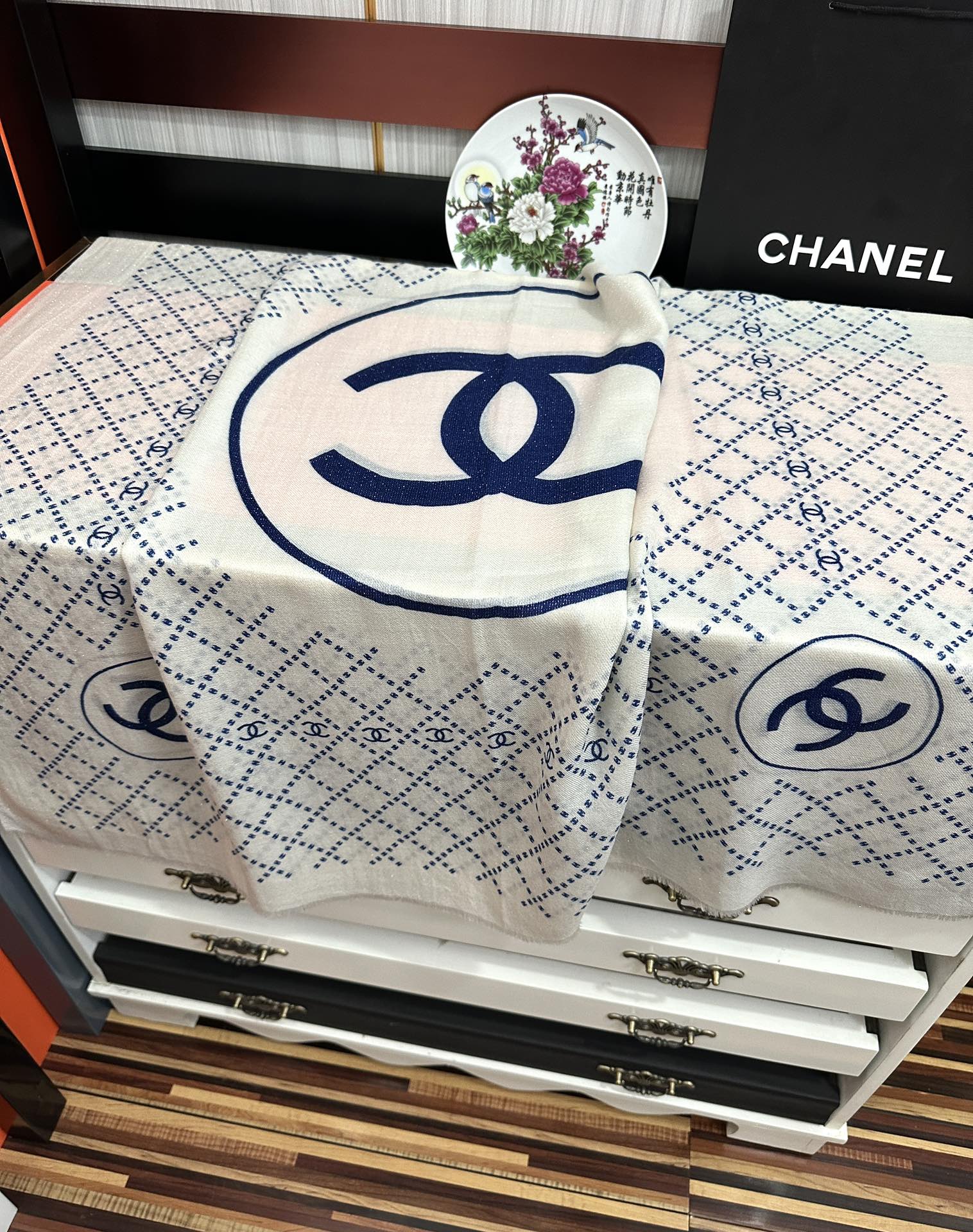 上新。小香 银丝2025 最新款[吃瓜]闪闪发光[咖啡]顶级设计太美了，真心赞👍【羊绒绒长巾】😘💍实物真