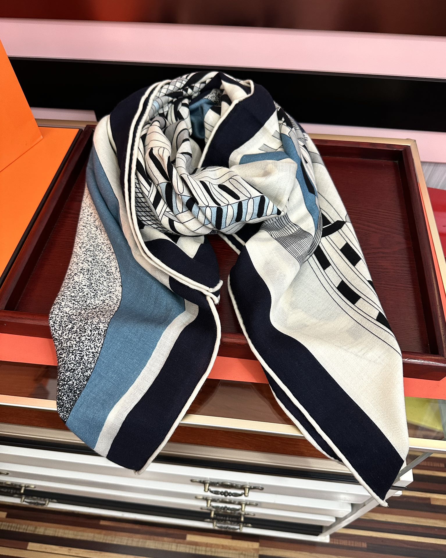 新款。爱马仕2025秋冬新款[爱心]新一季丝巾采购清单估计各位养马人们已经列好了[太阳]我就不推荐了回头