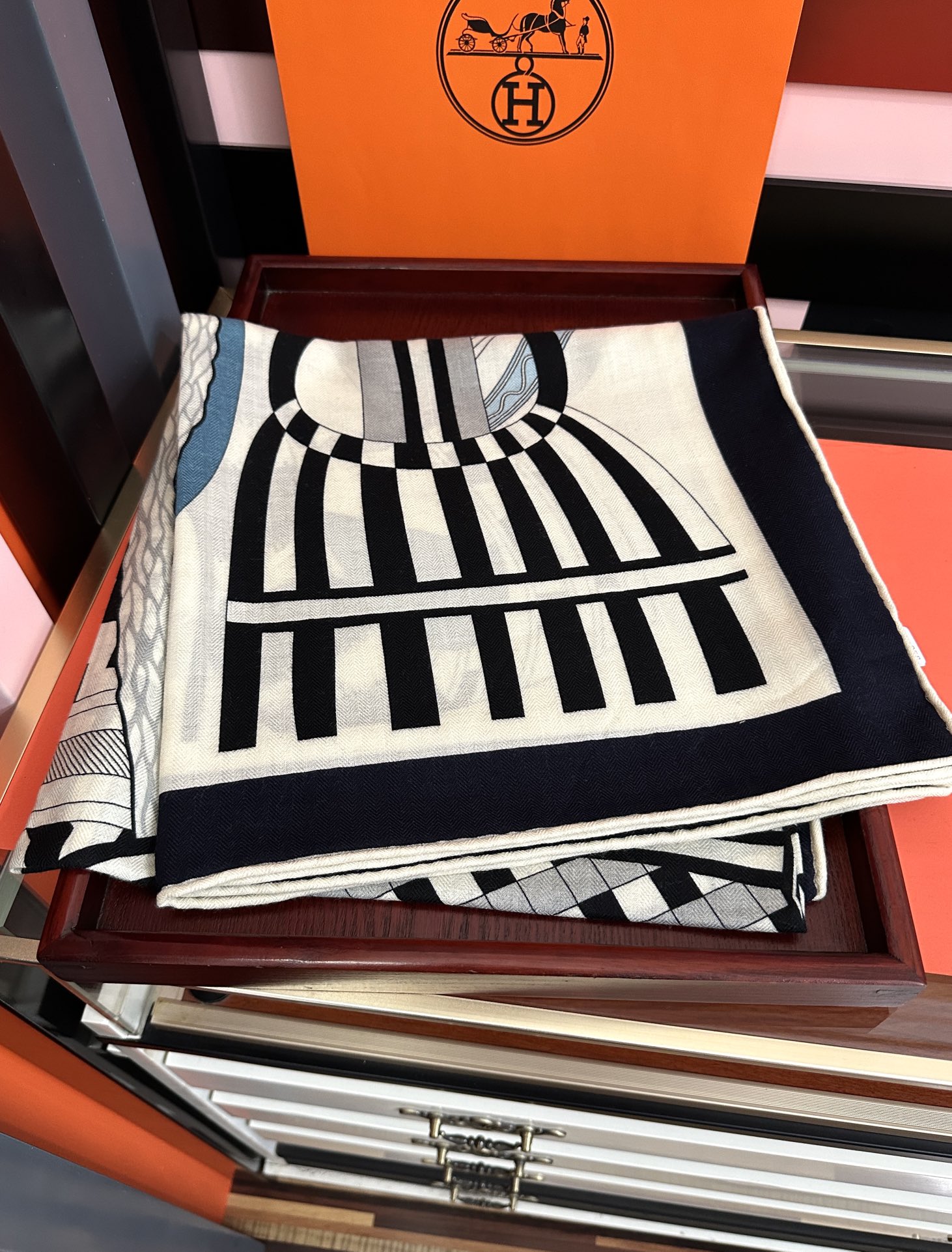 新款。爱马仕2025秋冬新款[爱心]新一季丝巾采购清单估计各位养马人们已经列好了[太阳]我就不推荐了回头