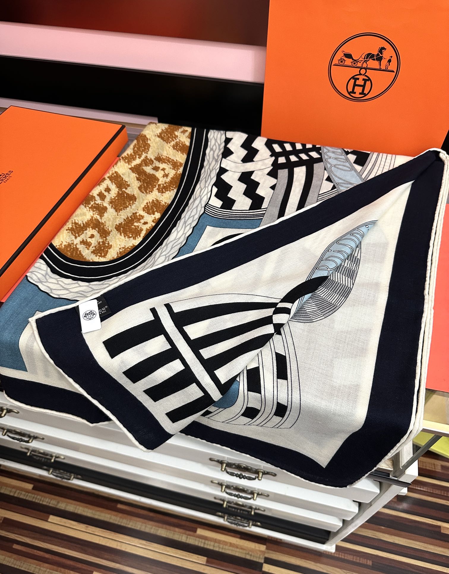 新款。爱马仕2025秋冬新款[爱心]新一季丝巾采购清单估计各位养马人们已经列好了[太阳]我就不推荐了回头