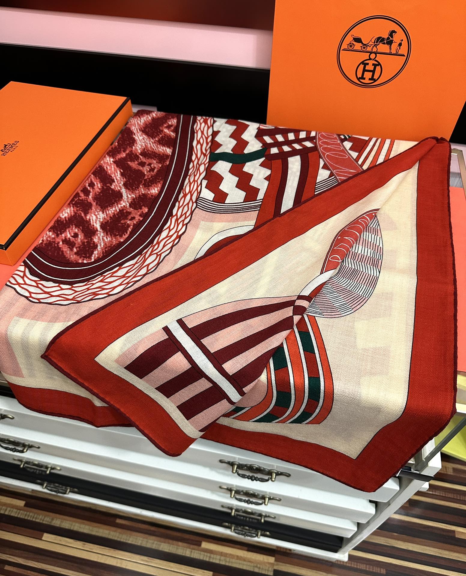 新款。爱马仕2025秋冬新款[爱心]新一季丝巾采购清单估计各位养马人们已经列好了[太阳]我就不推荐了回头