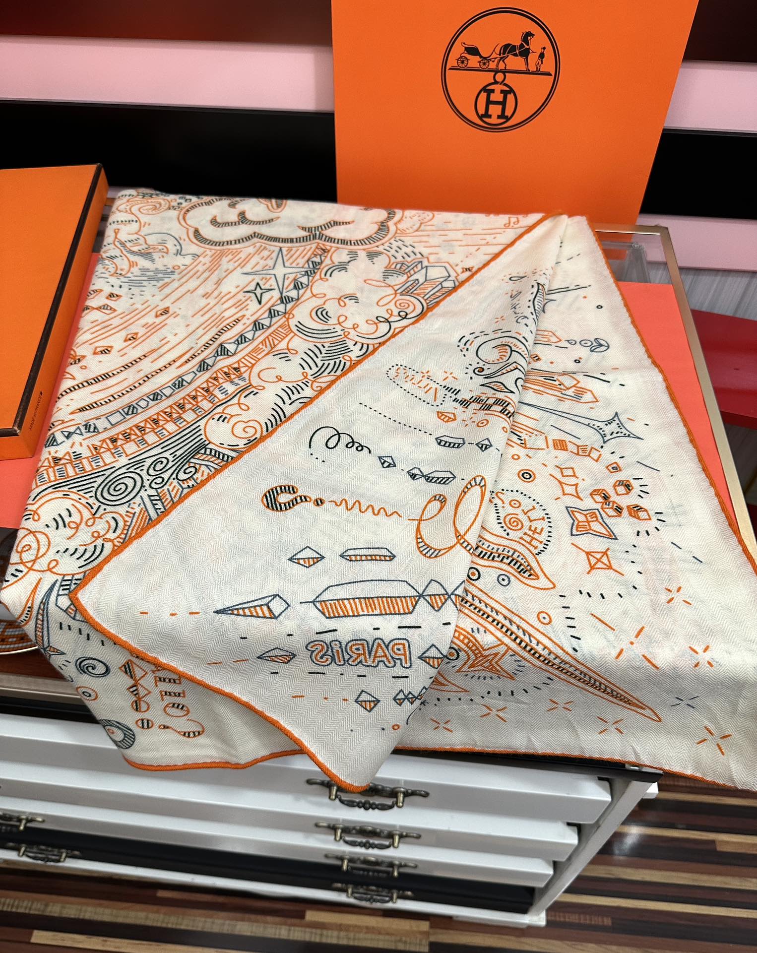 太美了❤️爱马仕 今年经典优雅[礼物]~气质到骨子里[色]新一季的面料超高级，真心超级柔软，丝丝顺滑[太