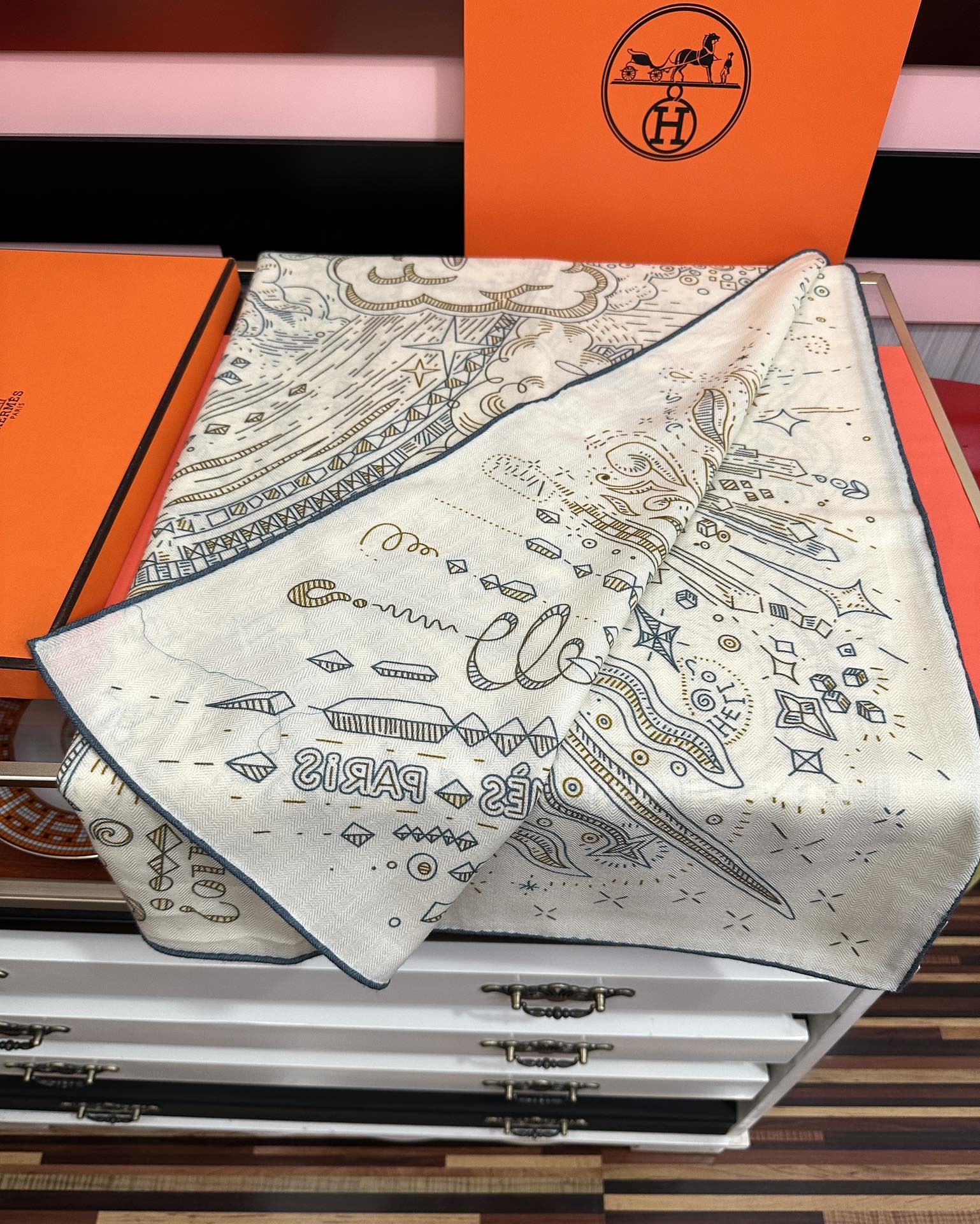 太美了❤️爱马仕 今年经典优雅[礼物]~气质到骨子里[色]新一季的面料超高级，真心超级柔软，丝丝顺滑[太