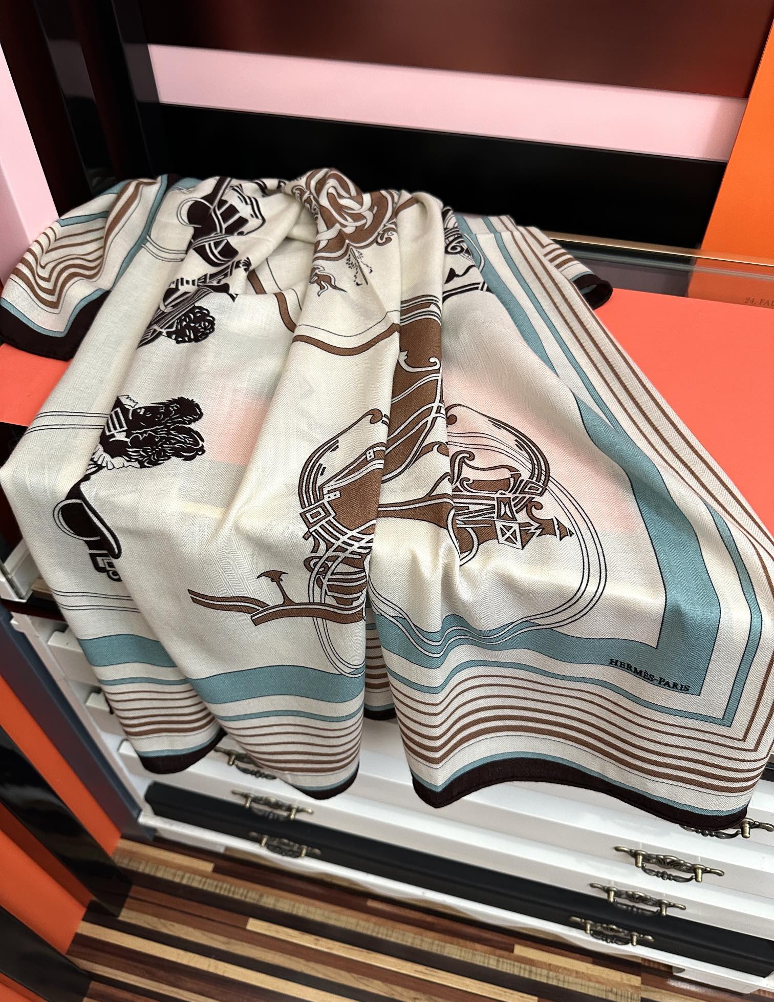 上新❤️爱马仕2025经典优雅[礼物]~气质到骨子里[色]新一季的面料超高级，真心超级柔软，丝丝顺滑[太