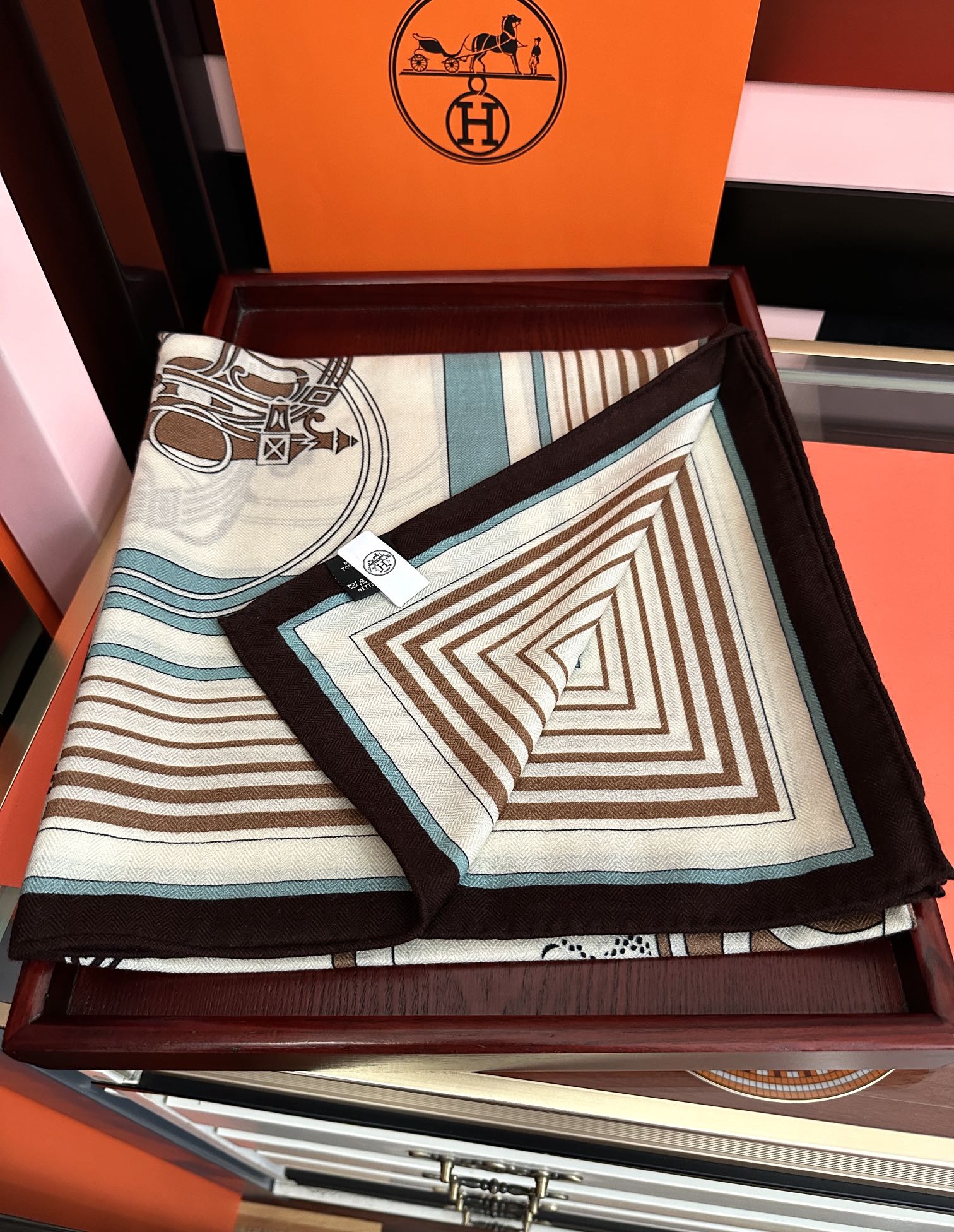 上新❤️爱马仕2025经典优雅[礼物]~气质到骨子里[色]新一季的面料超高级，真心超级柔软，丝丝顺滑[太