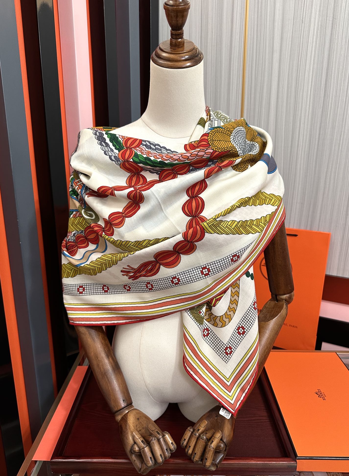 。高品质 新款 爱马仕【编织鞍袋】官网同步 2025秋冬新款[爱心]新一季丝巾采购清单估计各位养马人们已