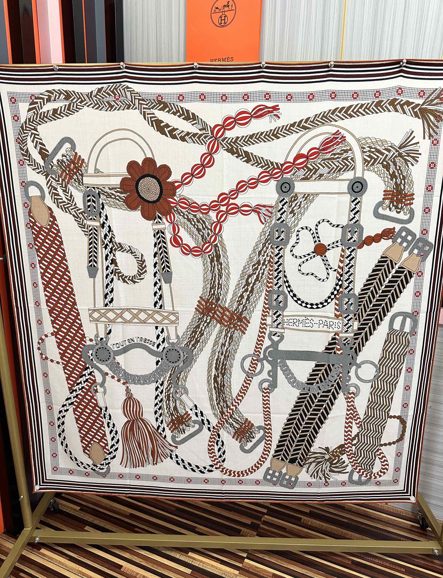 。高品质 新款 爱马仕【编织鞍袋】官网同步 2025秋冬新款[爱心]新一季丝巾采购清单估计各位养马人们已