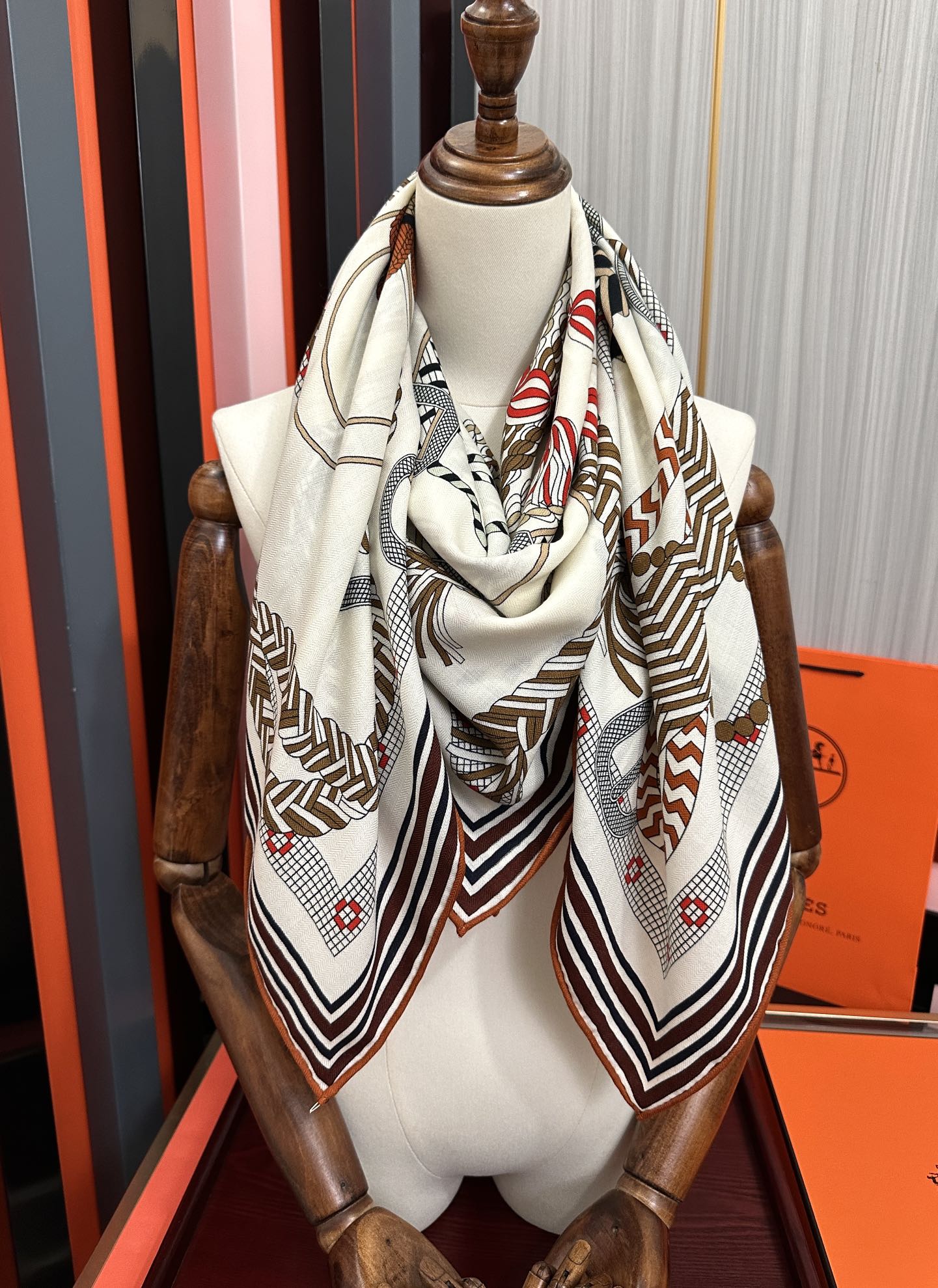 。高品质 新款 爱马仕【编织鞍袋】官网同步 2025秋冬新款[爱心]新一季丝巾采购清单估计各位养马人们已