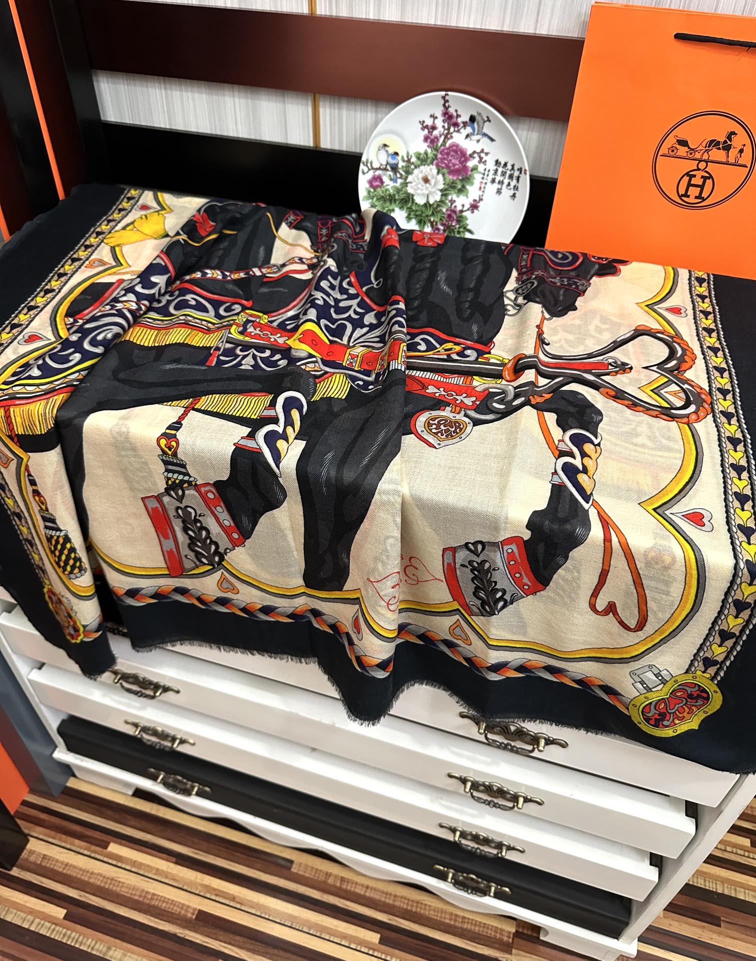 。新款羊绒 爱马仕2025 最新款顶级设计太美了，真心赞👍😘💍实物真心美 🎀披肩配以印花💓💃🏻无论设计喷