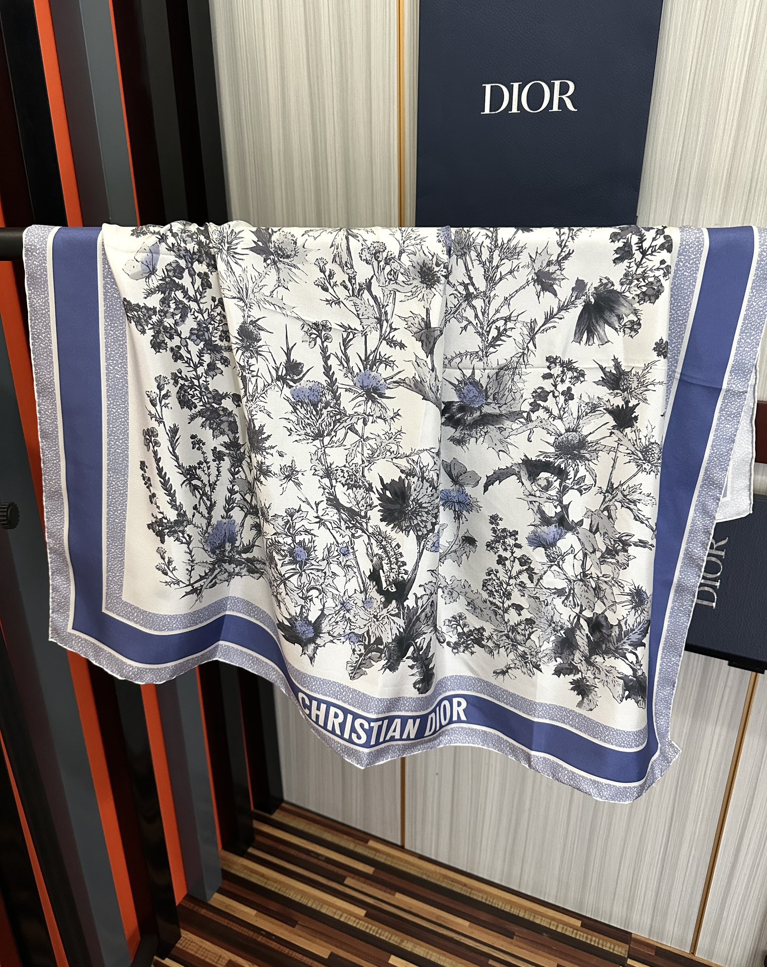 。高版本Dior Chardons 图案印花[玫瑰]展示象征着保护、韧性和自由的苏格兰国花[得意]采用白