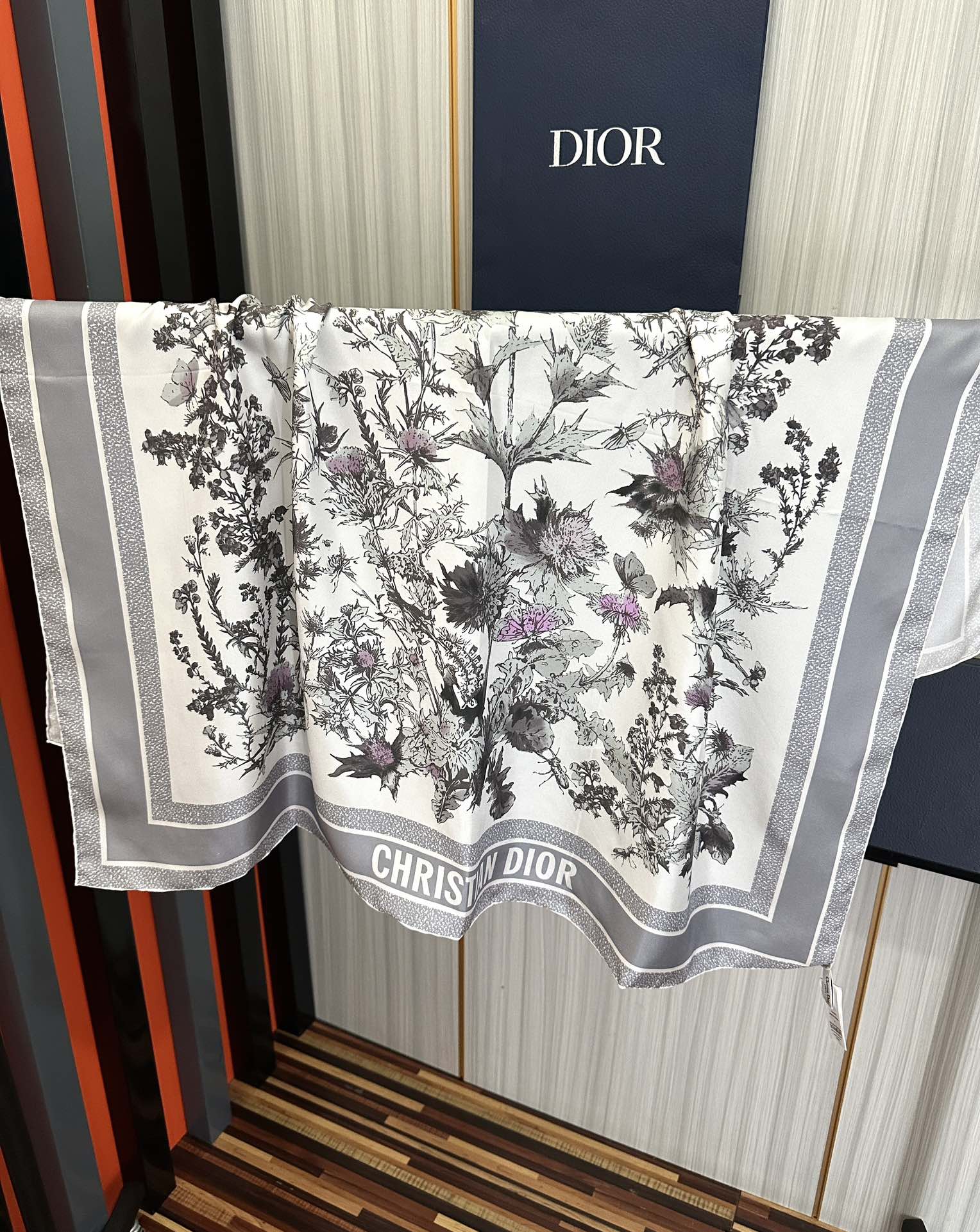 。高版本Dior Chardons 图案印花[玫瑰]展示象征着保护、韧性和自由的苏格兰国花[得意]采用白