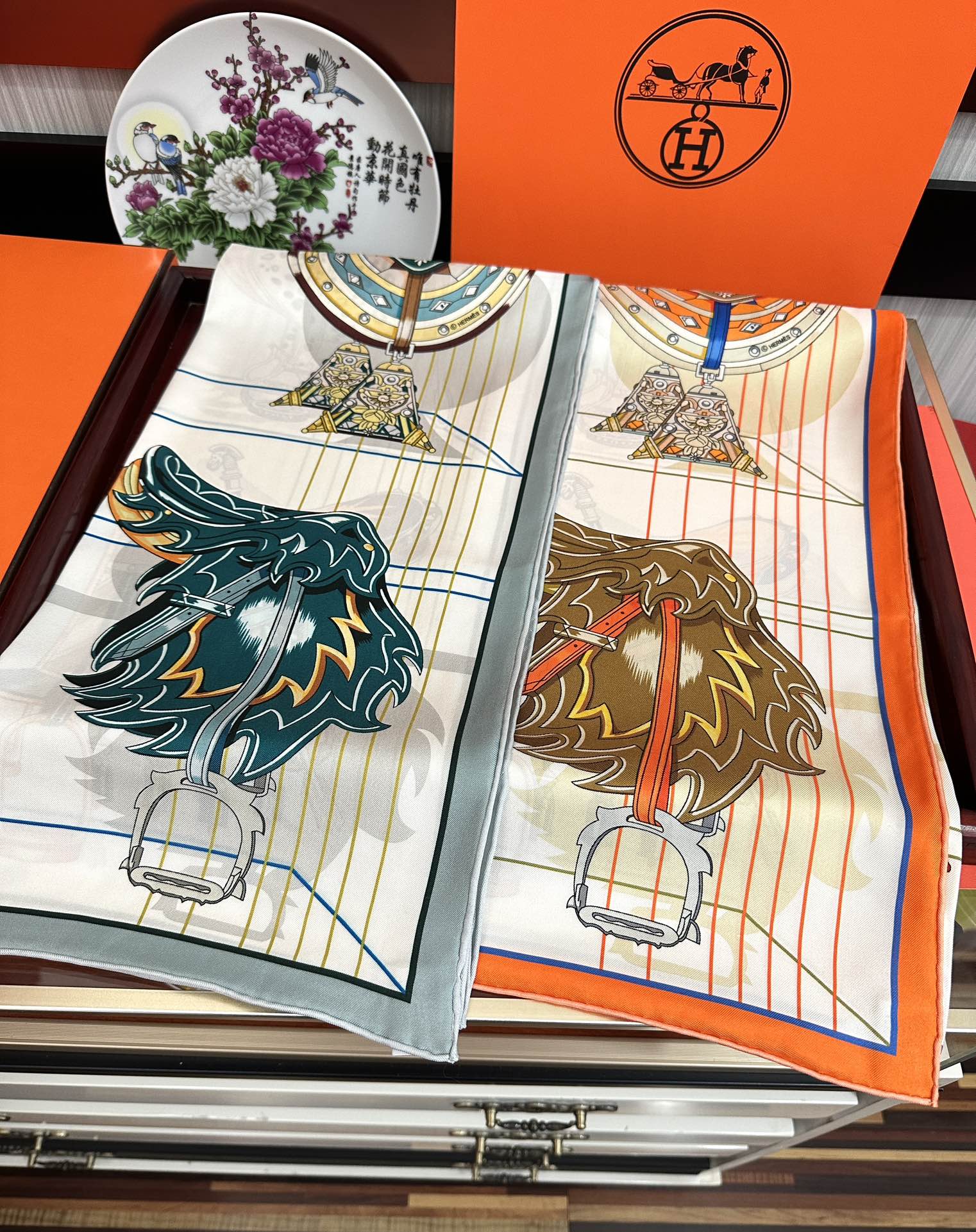 。2010HERMES 【鞍上世界】[太阳]精致卷边[嘴唇]太美了品质感很显好[得意]好搭到上瘾的丝巾[