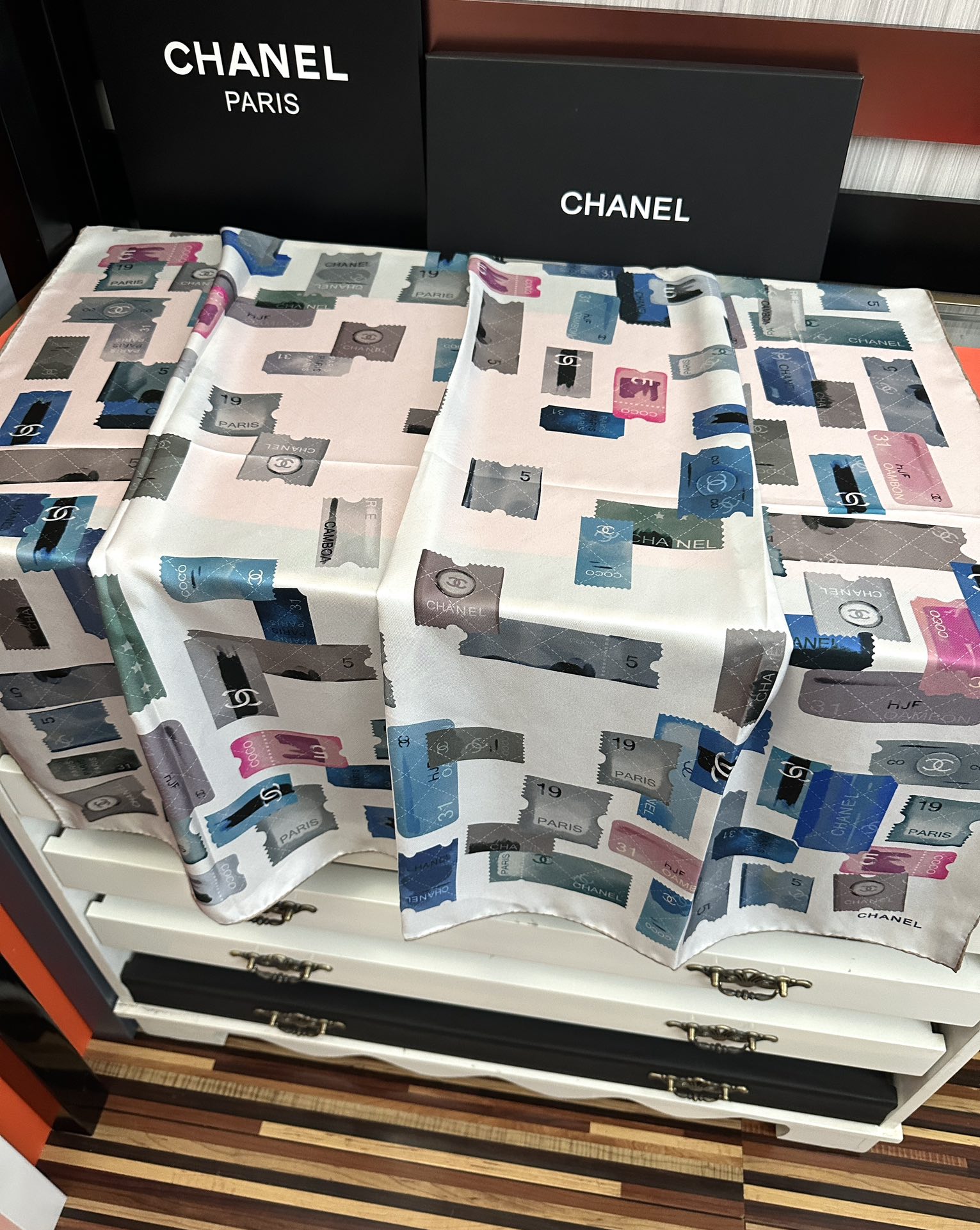 高版本。香奈儿24k邮票方巾 官网同步 这一款方巾以邮票元素为主[得意]除此之外还有成衣、小丝巾的设计颜