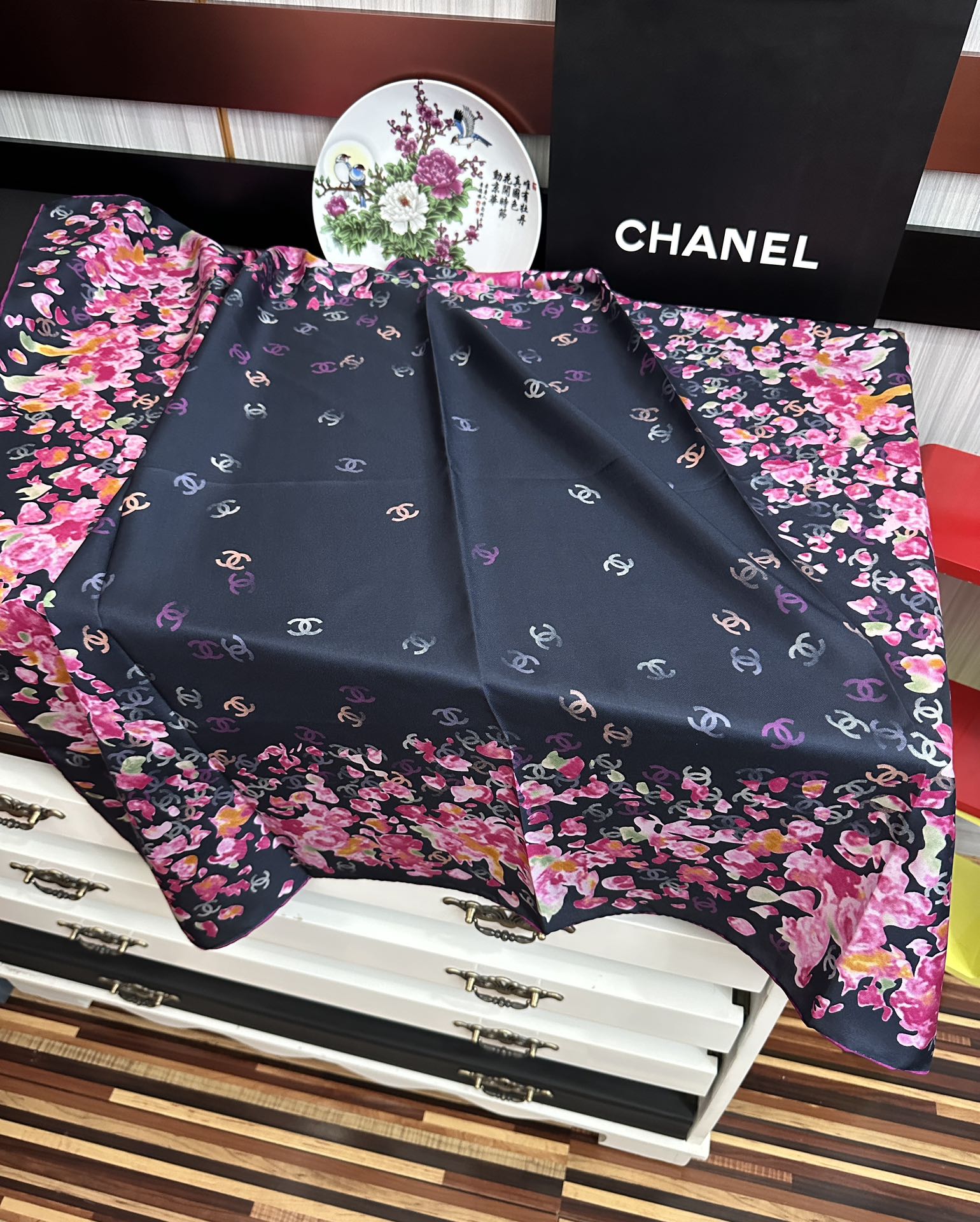 。香奈儿 【CC花卉】官网同步 薰衣草紫💜其繁花设计和晕染手法展现了典雅与浪漫的气质[得意]彩色字母的点