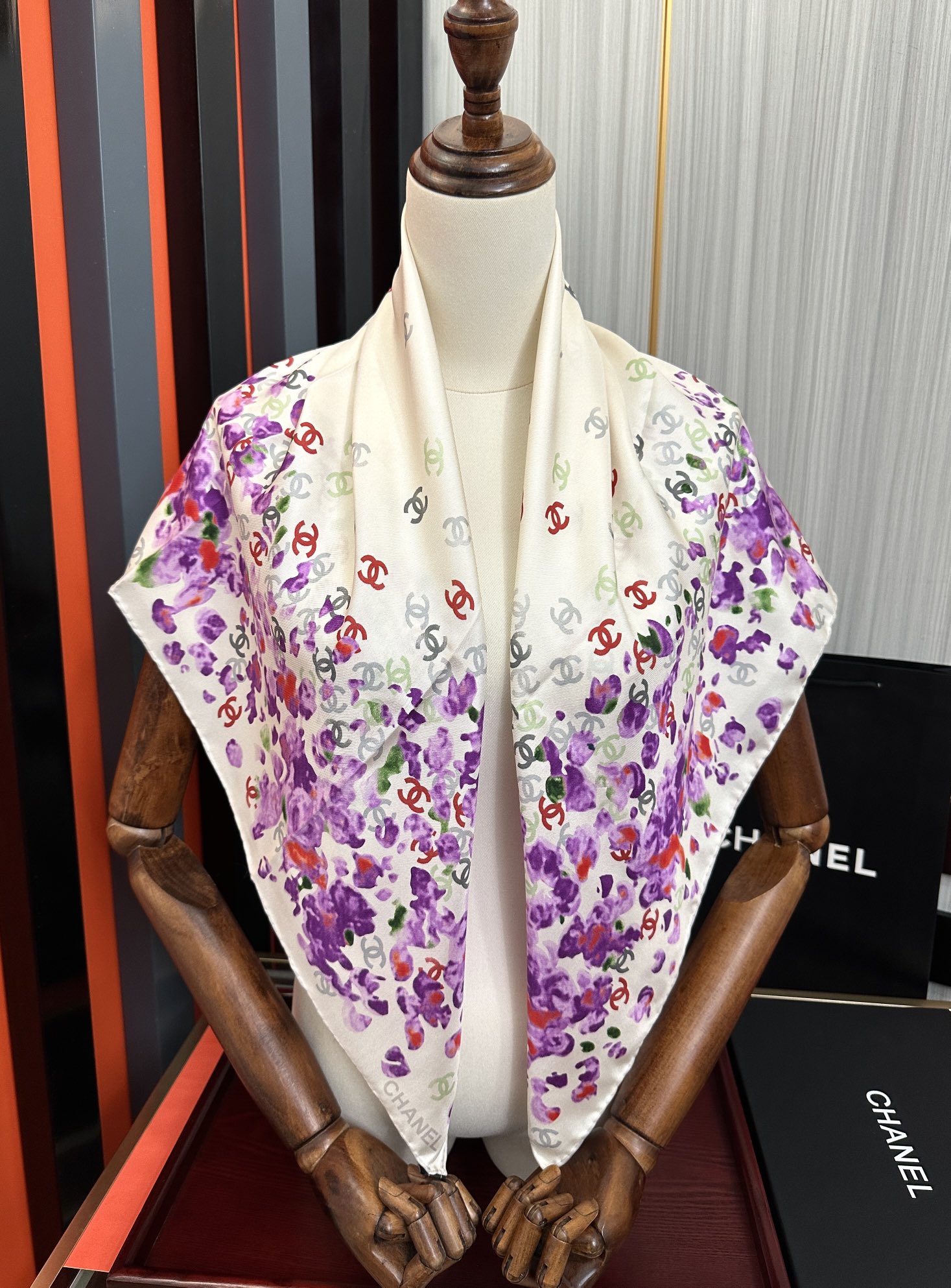 。香奈儿 【CC花卉】官网同步 薰衣草紫💜其繁花设计和晕染手法展现了典雅与浪漫的气质[得意]彩色字母的点