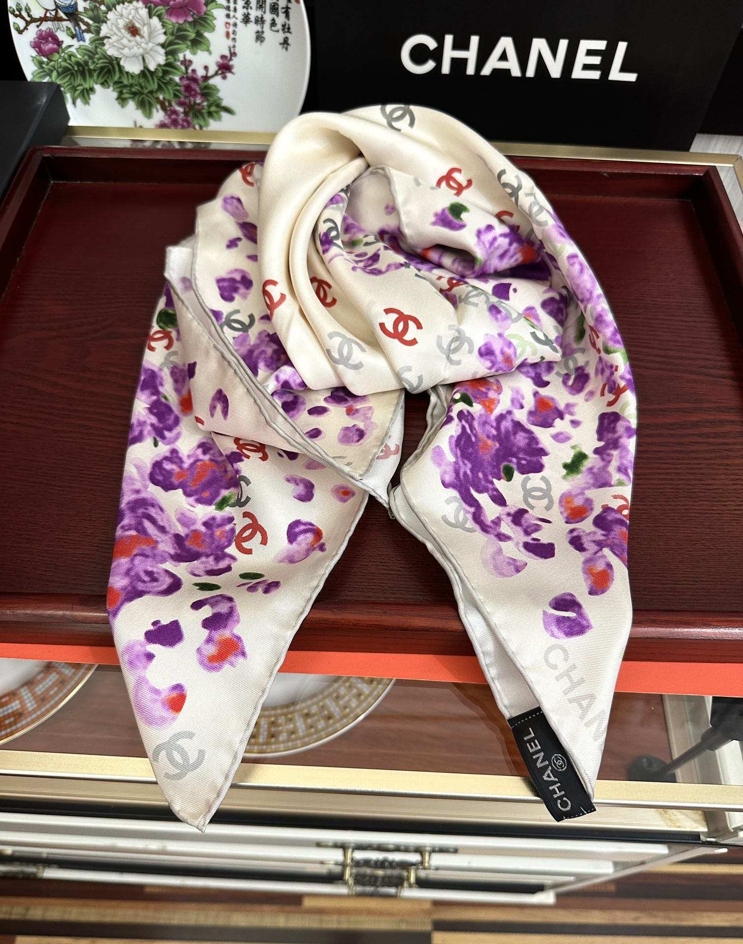 。香奈儿 【CC花卉】官网同步 薰衣草紫💜其繁花设计和晕染手法展现了典雅与浪漫的气质[得意]彩色字母的点