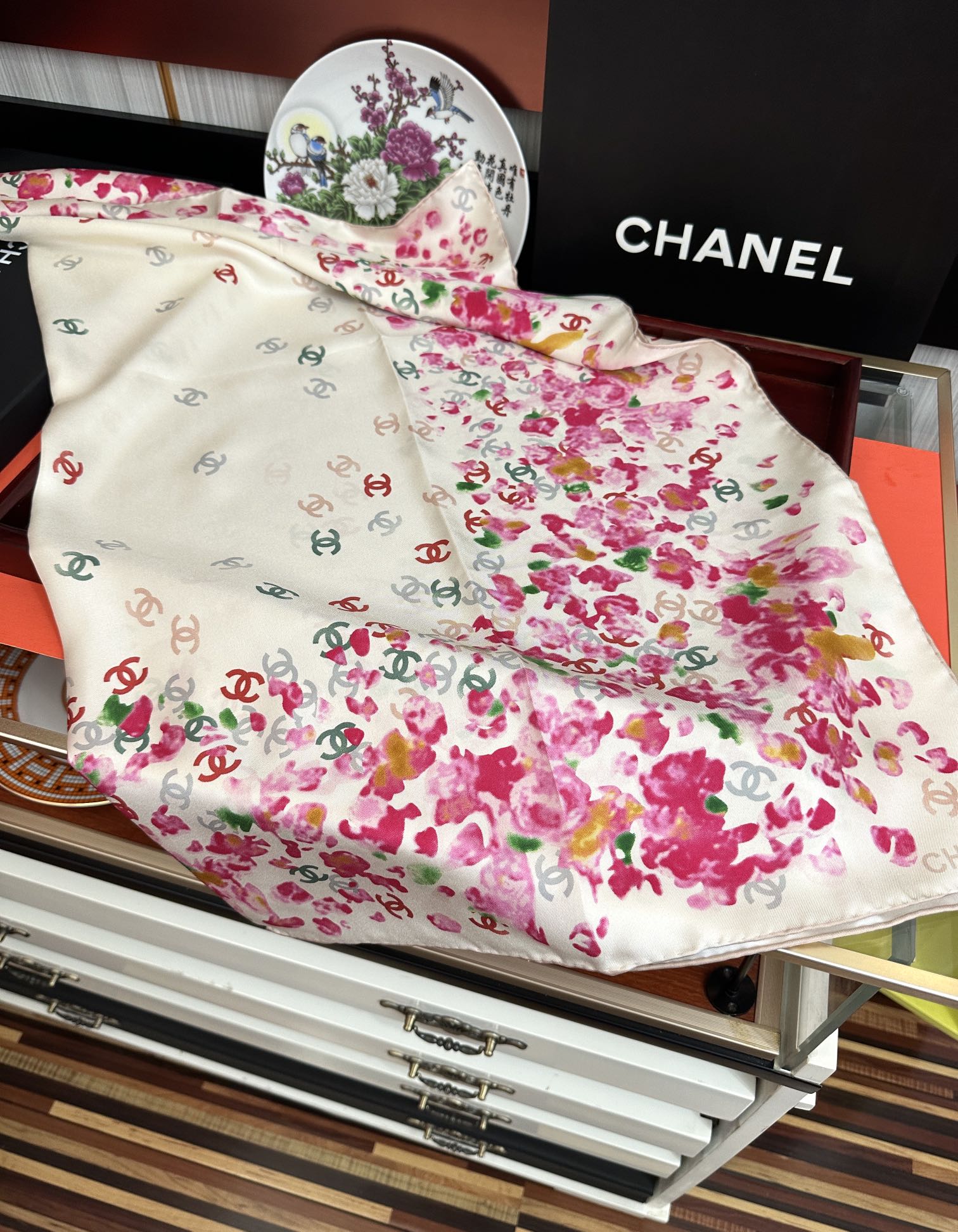 。香奈儿 【CC花卉】官网同步 薰衣草紫💜其繁花设计和晕染手法展现了典雅与浪漫的气质[得意]彩色字母的点