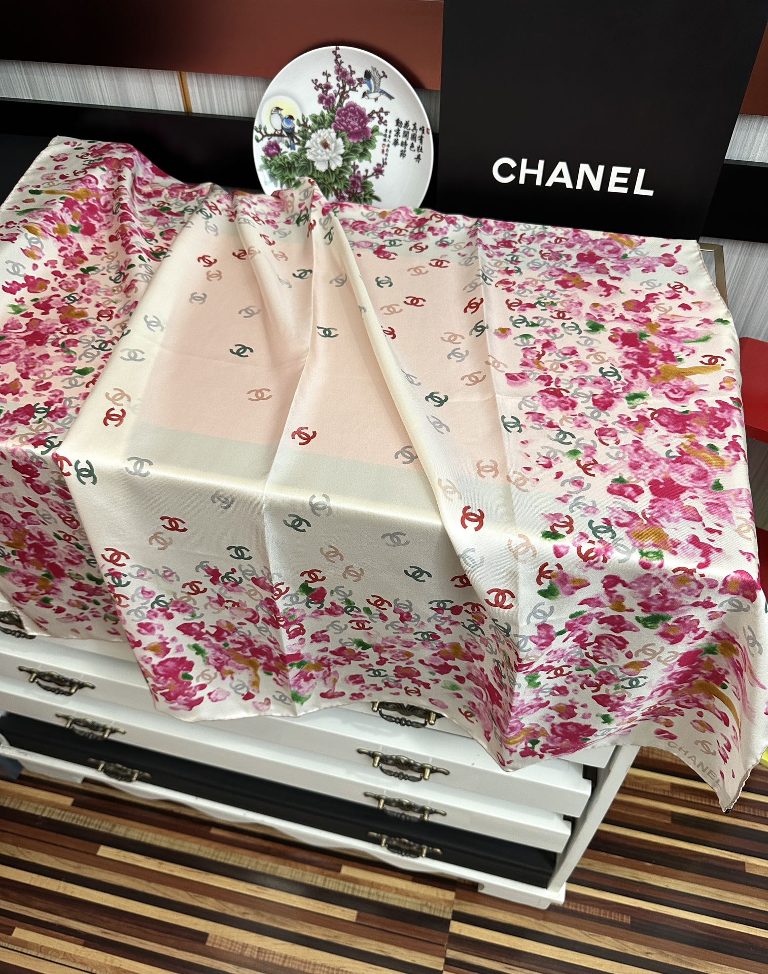 。香奈儿 【CC花卉】官网同步 薰衣草紫💜其繁花设计和晕染手法展现了典雅与浪漫的气质[得意]彩色字母的点