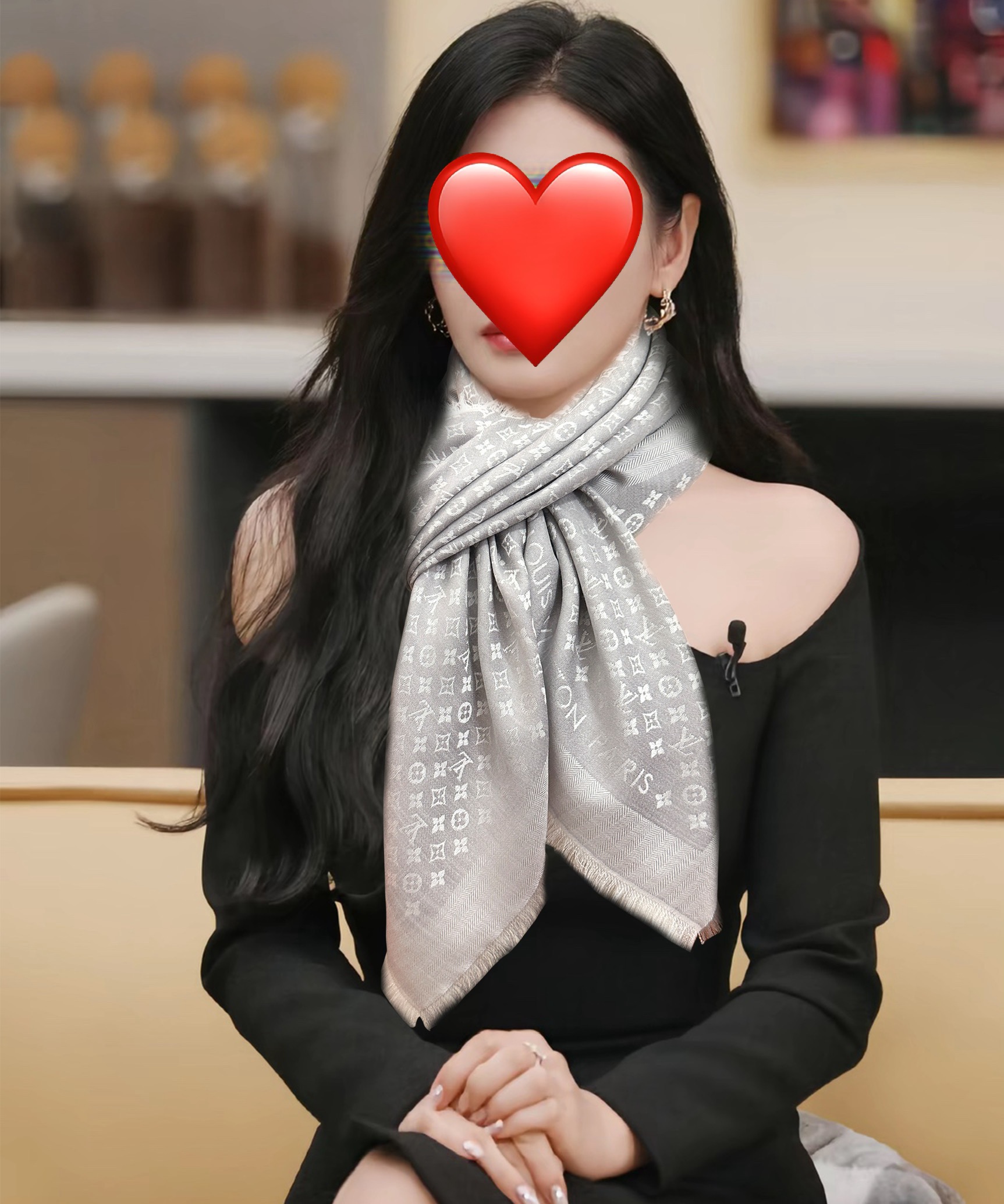 上新🎉LV老花图案这款披肩将真丝与羊毛相混搭❤️质地柔软而温暖饰有不同色调Monogram图案💄饰有的字