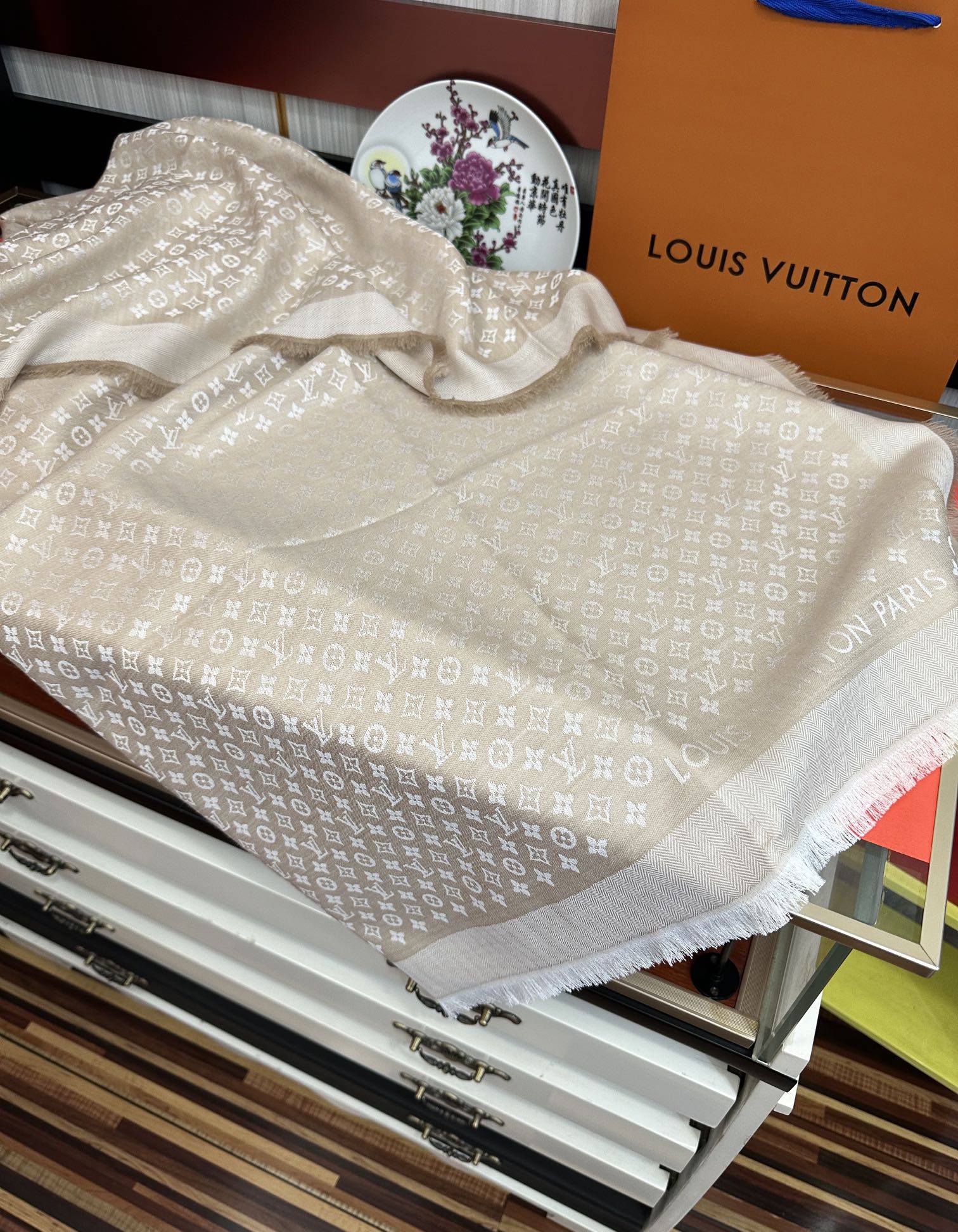 上新🎉LV老花图案这款披肩将真丝与羊毛相混搭❤️质地柔软而温暖饰有不同色调Monogram图案💄饰有的字