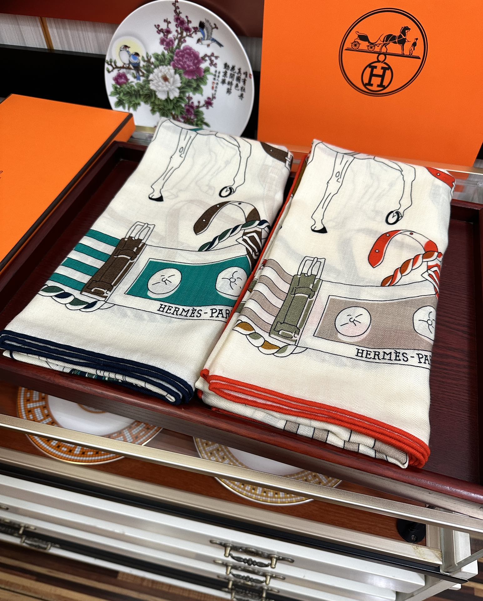 。爱马仕2025秋冬新款[爱心]新一季丝巾采购清单估计各位养马人们已经列好了[太阳]我就不推荐了回头分享