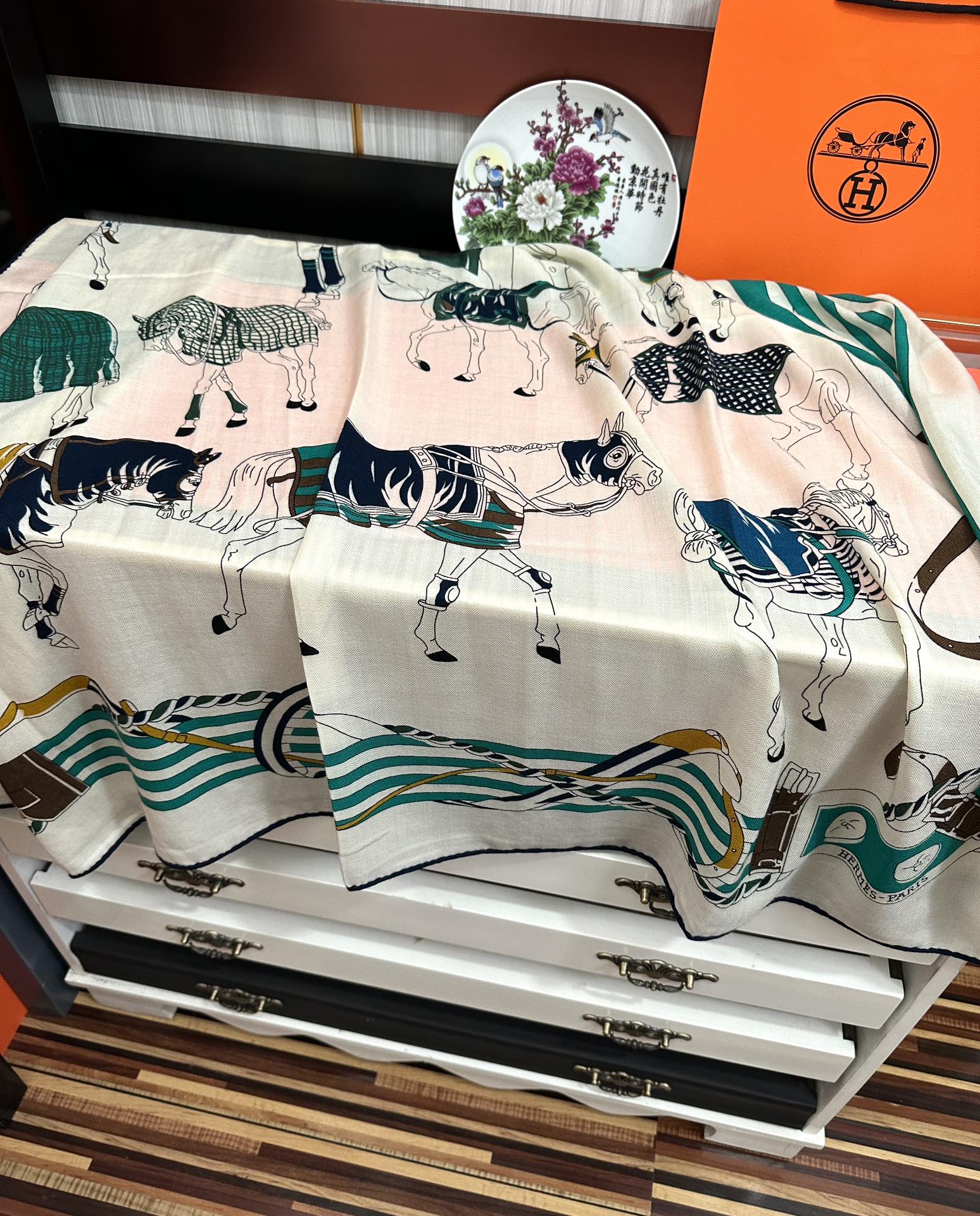 。爱马仕2025秋冬新款[爱心]新一季丝巾采购清单估计各位养马人们已经列好了[太阳]我就不推荐了回头分享