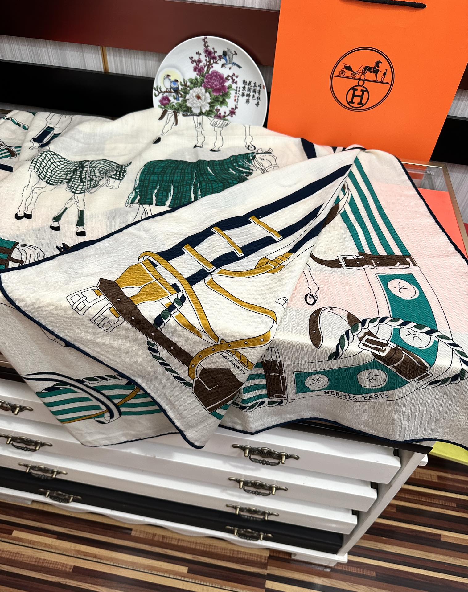 。爱马仕2025秋冬新款[爱心]新一季丝巾采购清单估计各位养马人们已经列好了[太阳]我就不推荐了回头分享