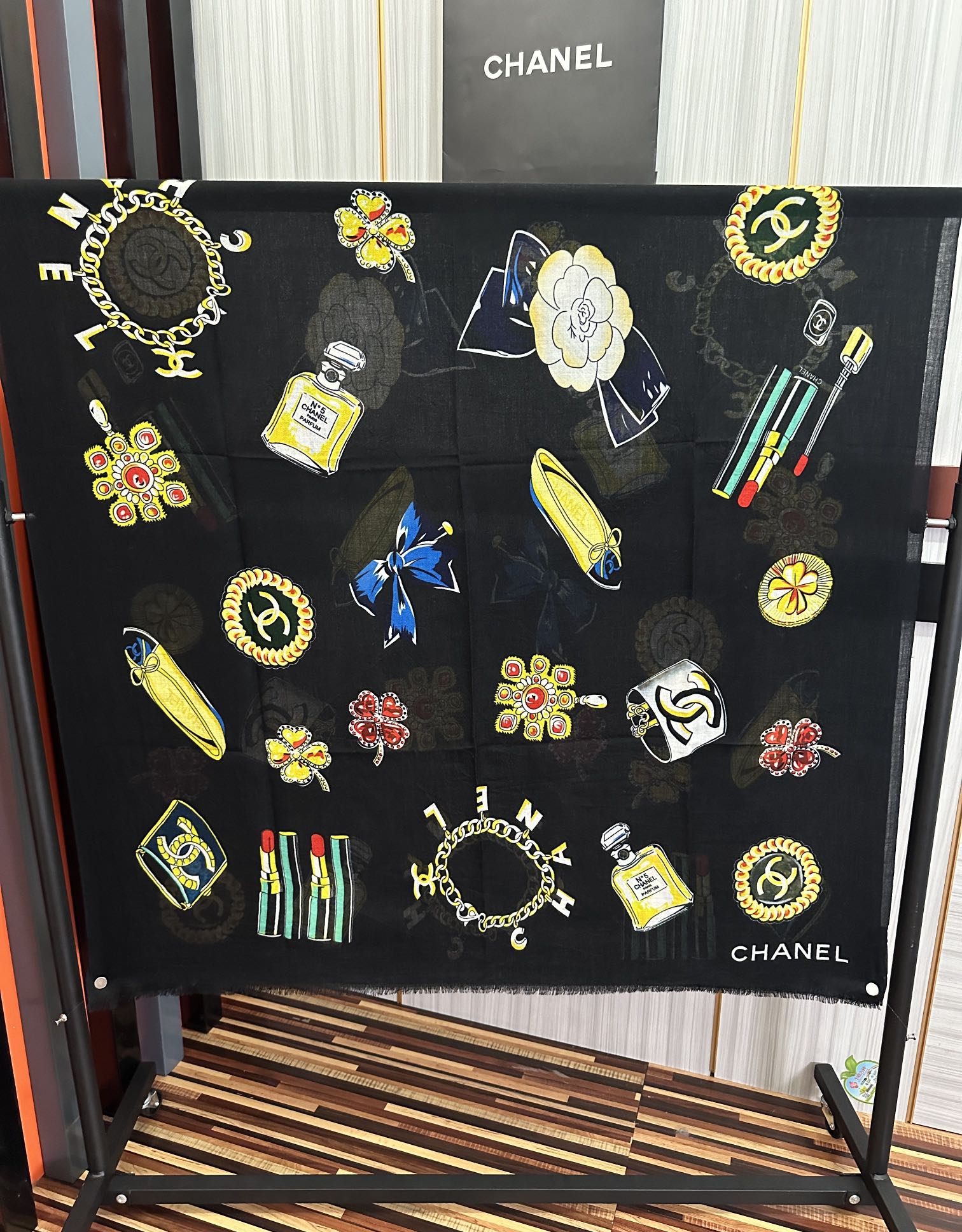 太美了2025小香最新款‼️真心赞👍😘💍实物真心美 🎀披肩配以印花💓💃🏻无论设计喷绘都是非常到位☀️细节