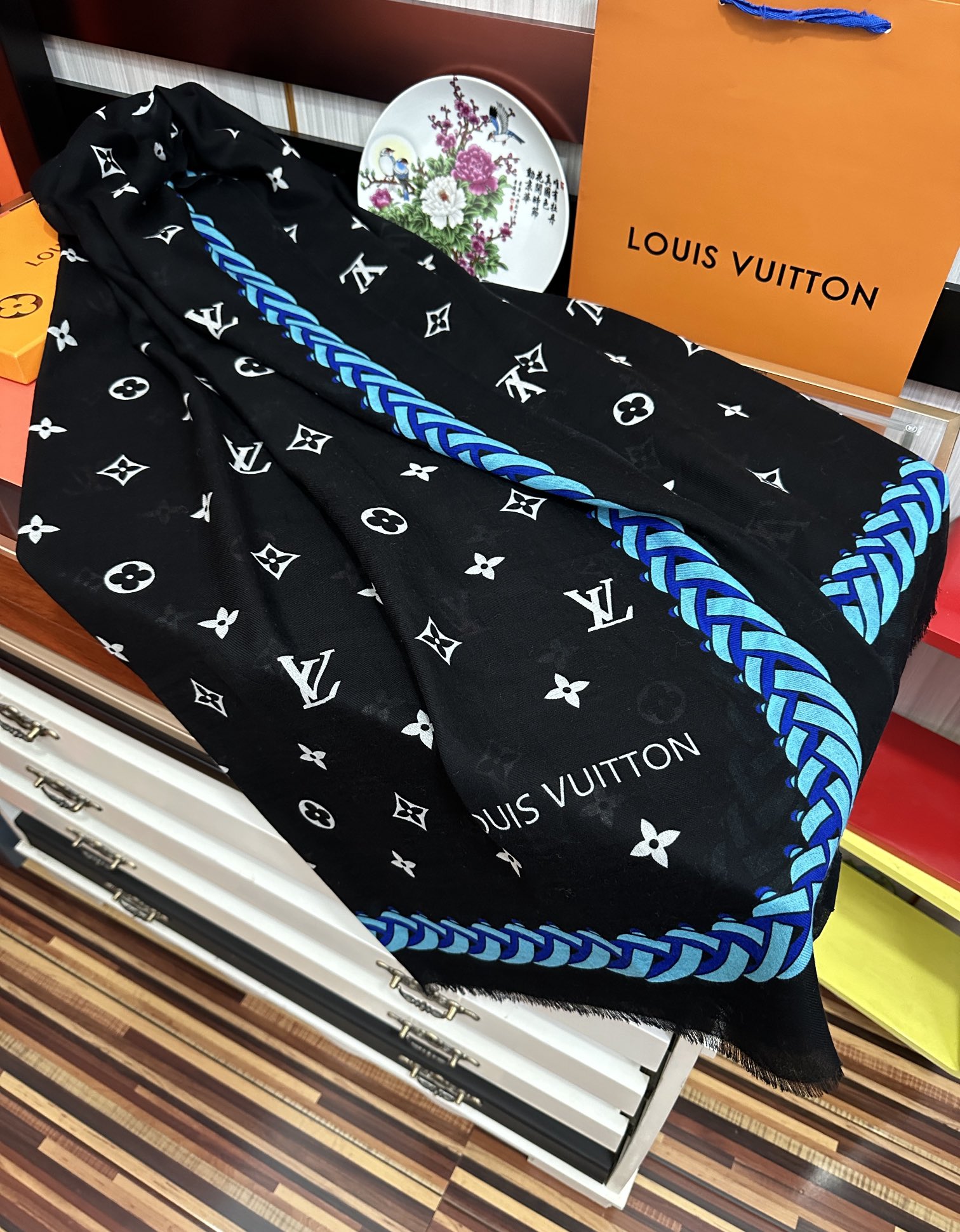 。 L v家 2025最新款‼️真心赞👍【戒指绒长巾】😘💍实物真心美 🎀披肩配以印花💓💃🏻无论设计喷绘都