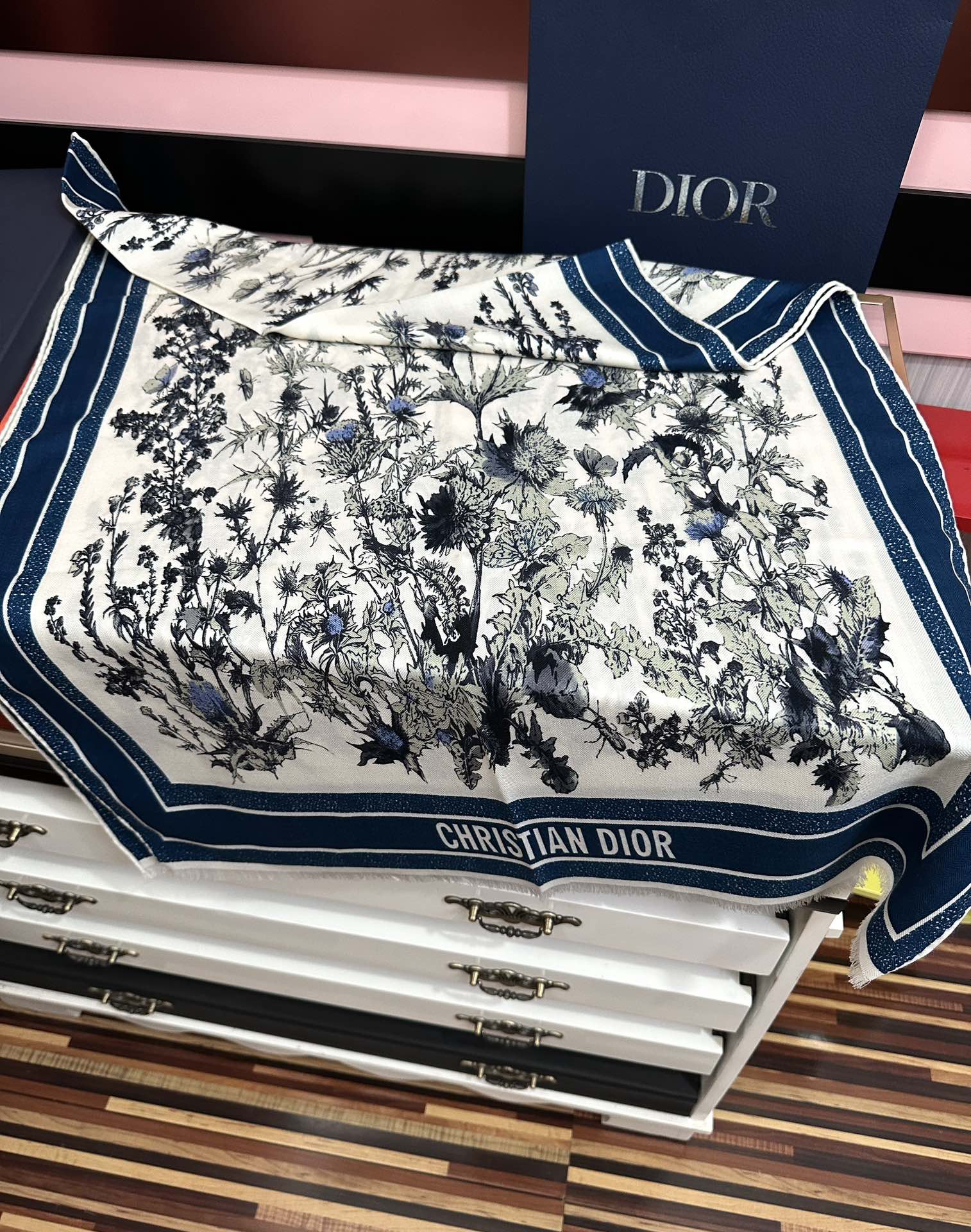 新款 迪奥。双面同色【植物丛林】大自然景象[吃瓜]下手一定要快[嘴唇]四季都可以用[勾引]真心美的让人非