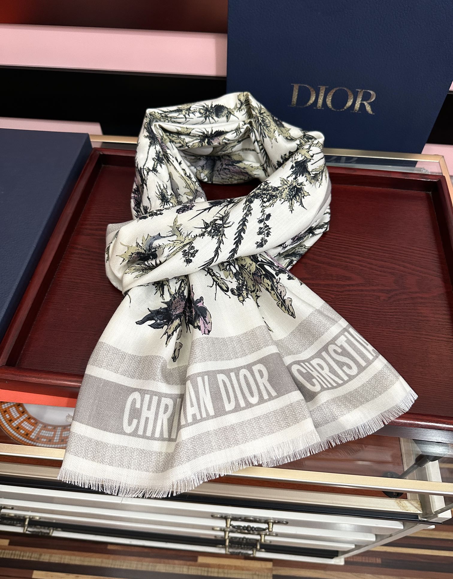 新款 迪奥。双面同色【植物丛林】大自然景象[吃瓜]下手一定要快[嘴唇]四季都可以用[勾引]真心美的让人非