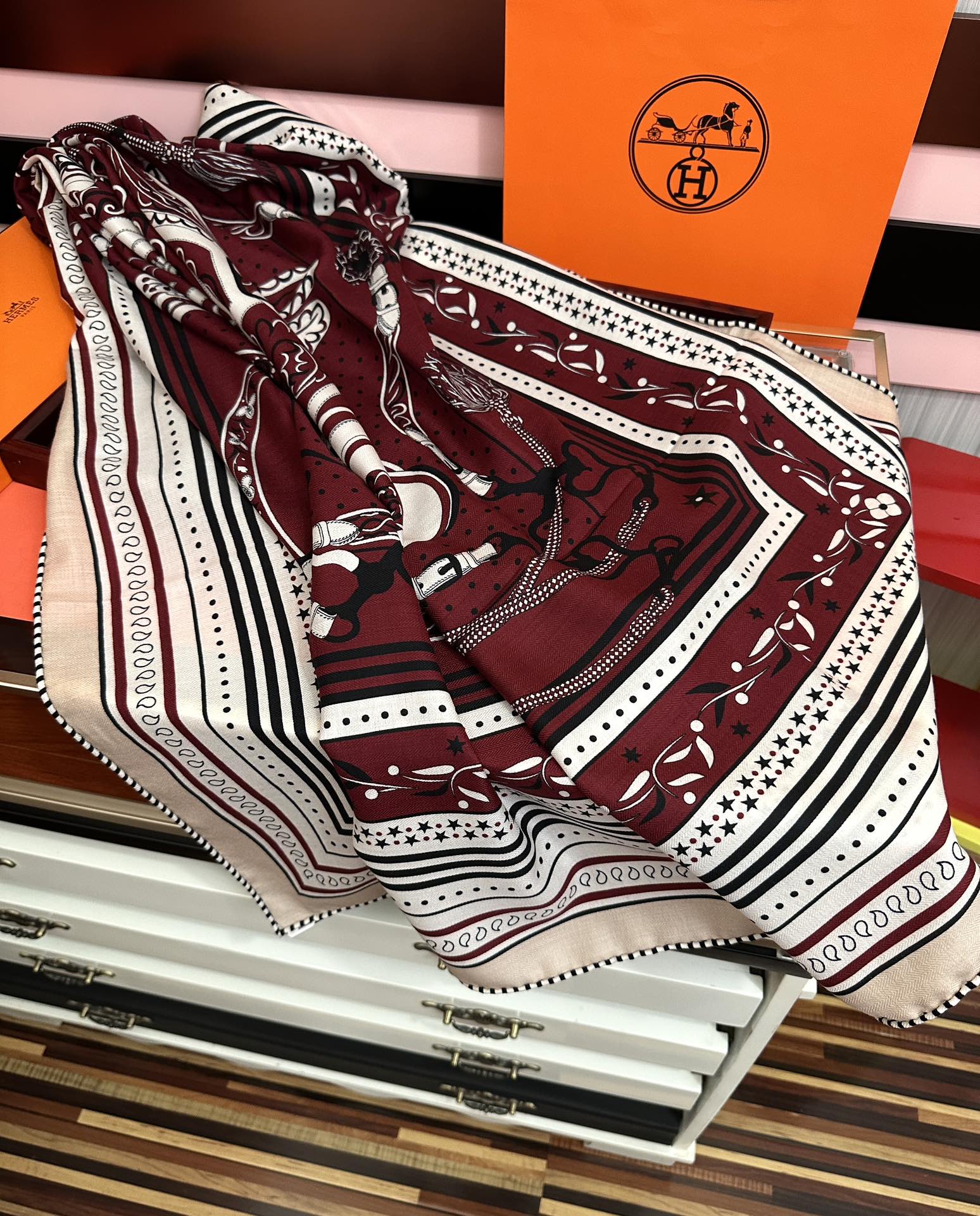 新款。爱马仕2025秋冬新款[爱心]ZG同步【亚马逊庆典】新一季丝巾采购清单估计各位养马人们已经列好了[