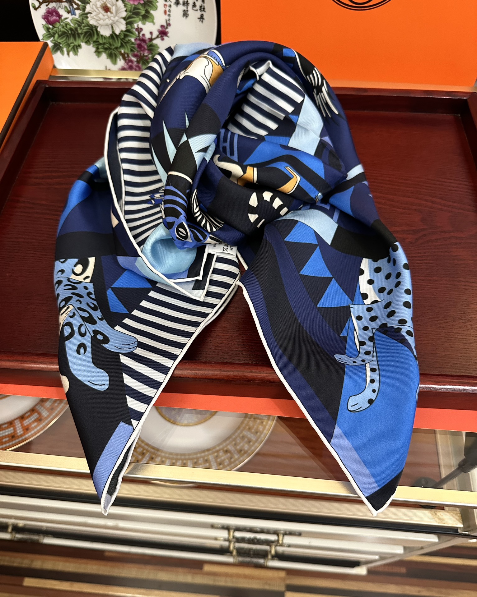 。 2010高品质Hermes 王者之虎👍的旋转木马90CM 丝巾[玫瑰]在复古风格的马戏帐篷下[嘴唇]