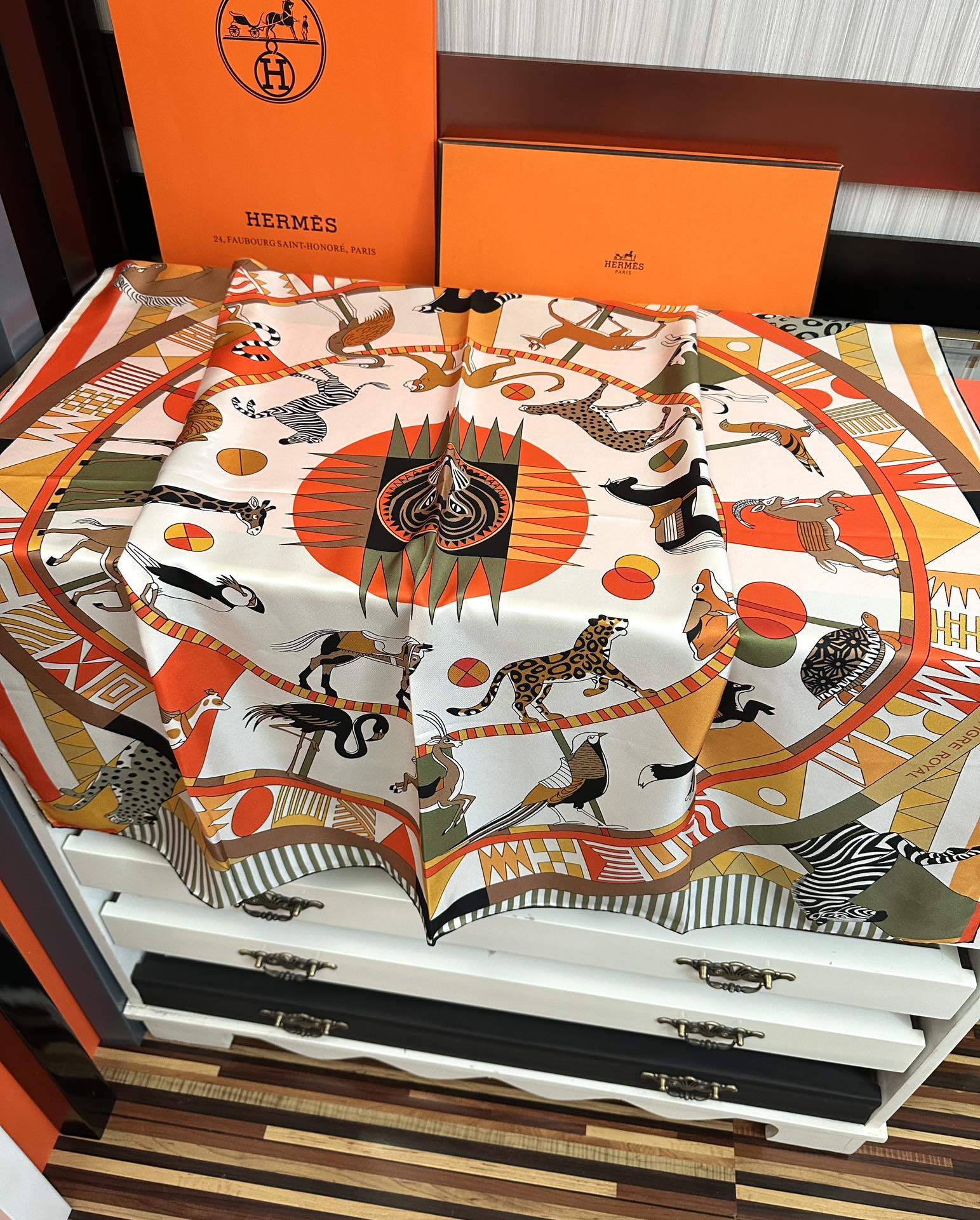 。 2010高品质Hermes 王者之虎👍的旋转木马90CM 丝巾[玫瑰]在复古风格的马戏帐篷下[嘴唇]