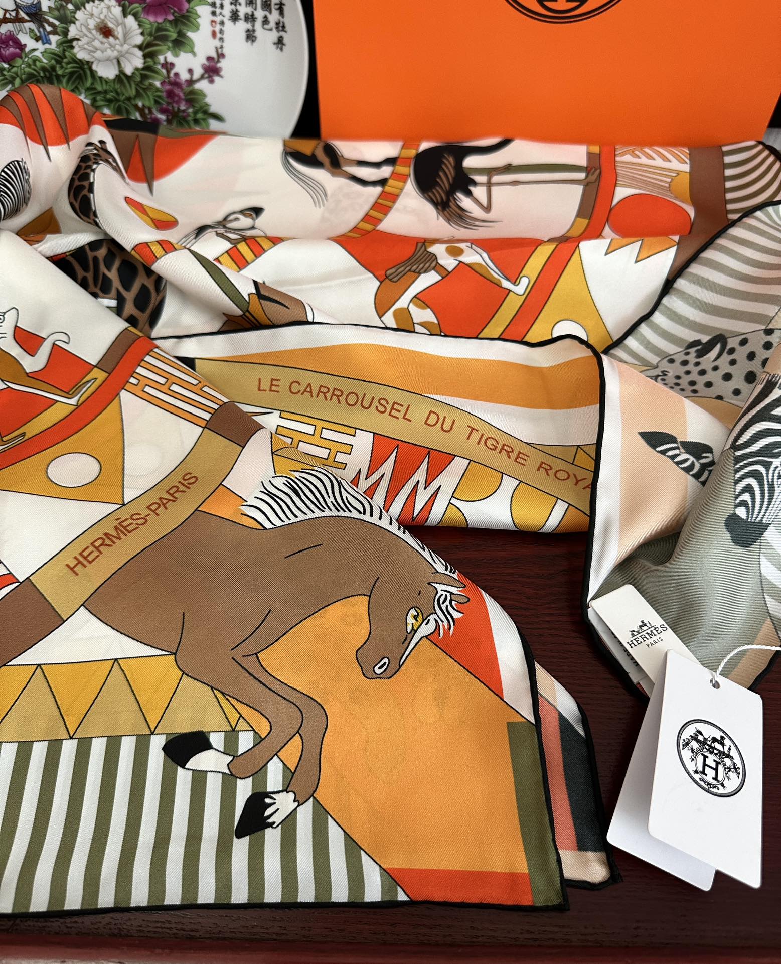 。 2010高品质Hermes 王者之虎👍的旋转木马90CM 丝巾[玫瑰]在复古风格的马戏帐篷下[嘴唇]