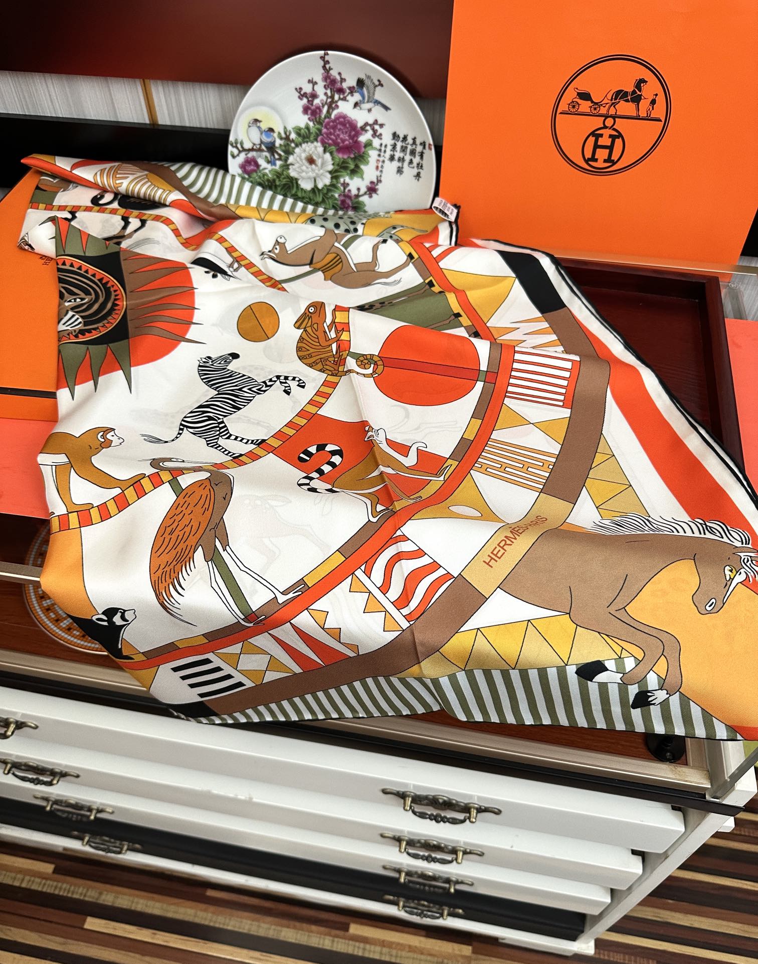 。 2010高品质Hermes 王者之虎👍的旋转木马90CM 丝巾[玫瑰]在复古风格的马戏帐篷下[嘴唇]