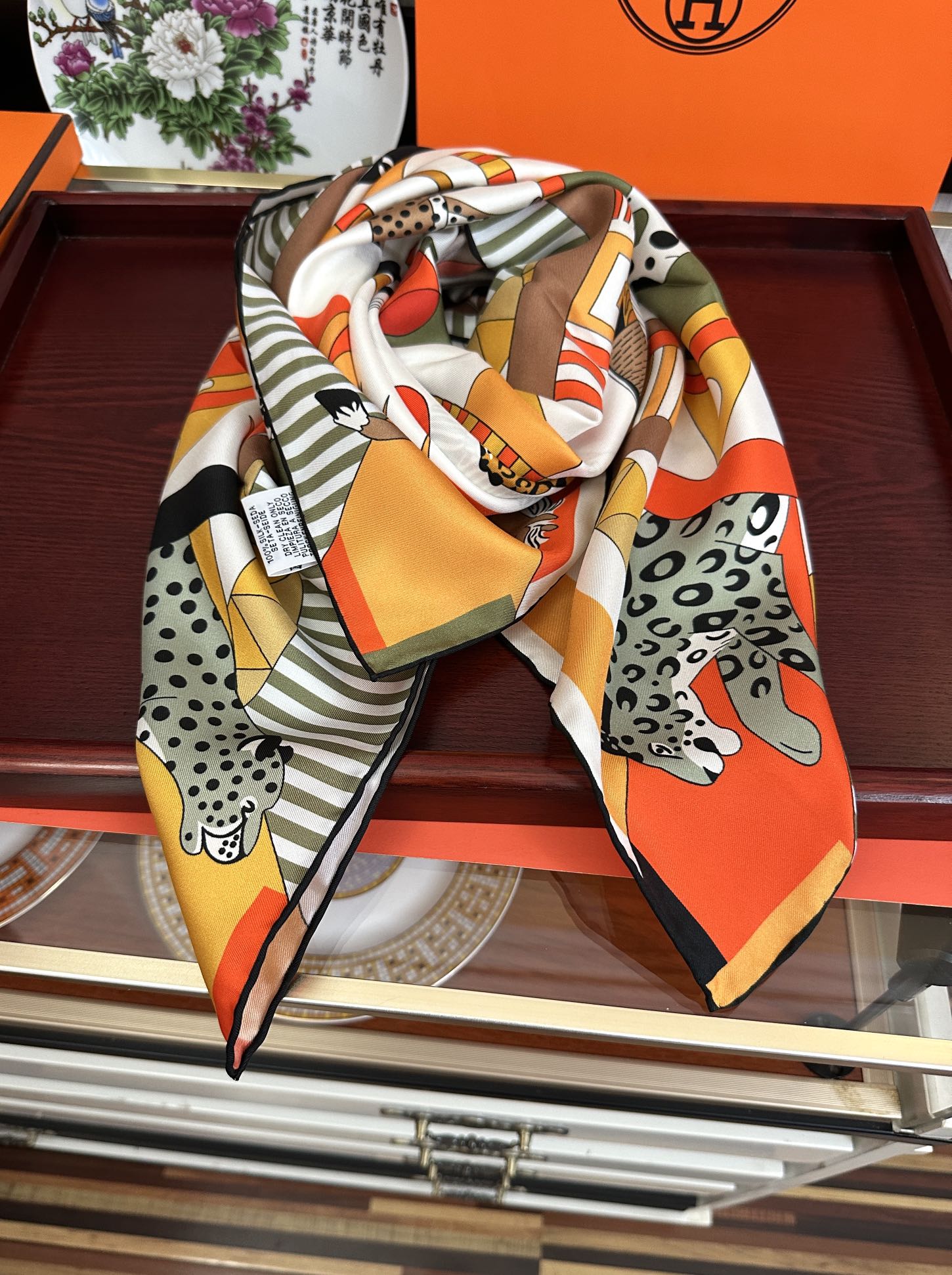 。 2010高品质Hermes 王者之虎👍的旋转木马90CM 丝巾[玫瑰]在复古风格的马戏帐篷下[嘴唇]