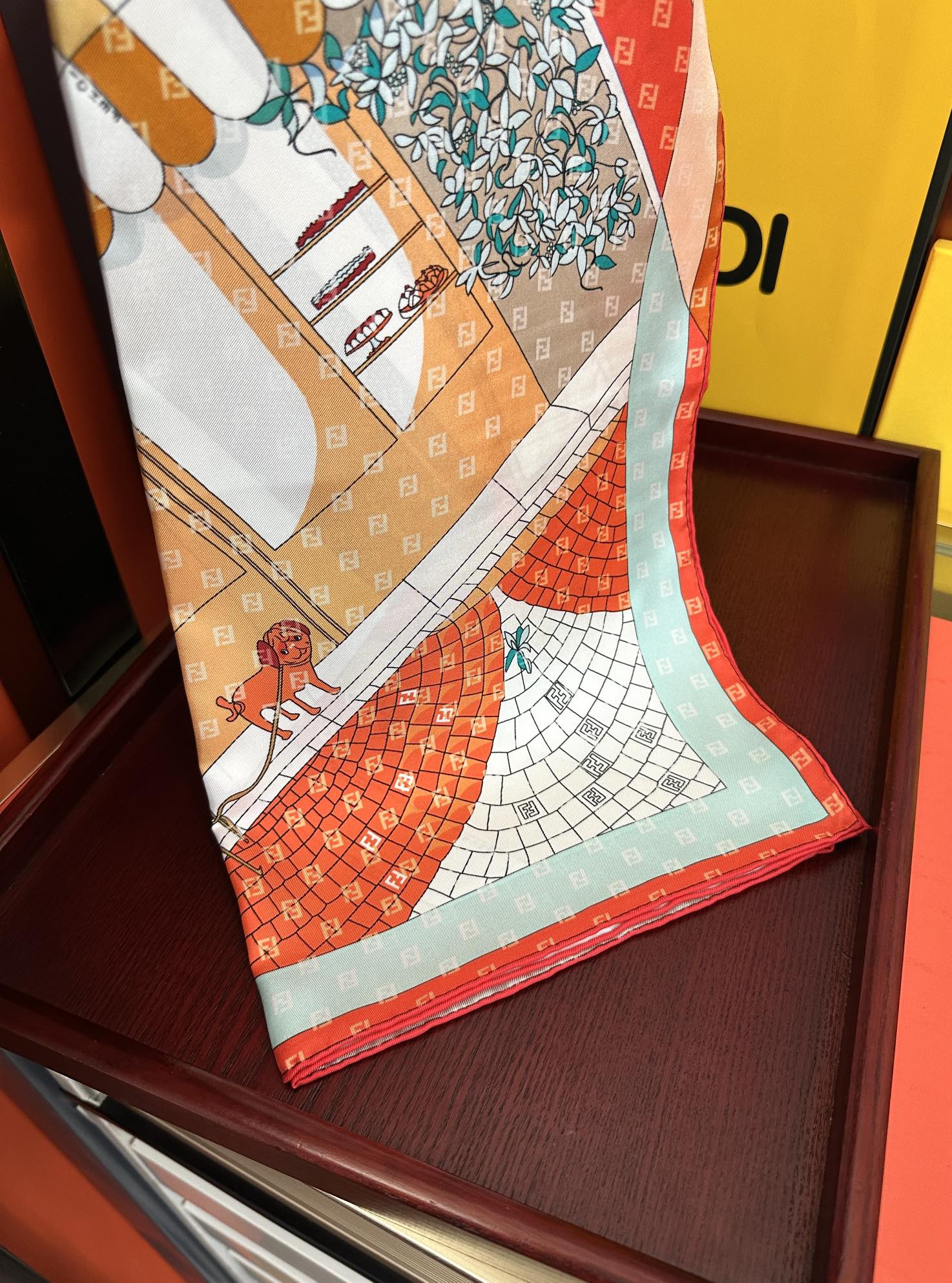 。新款2025Fendi 围巾 采用定制的“Walking around Rome”图案[庆祝]灵感源自