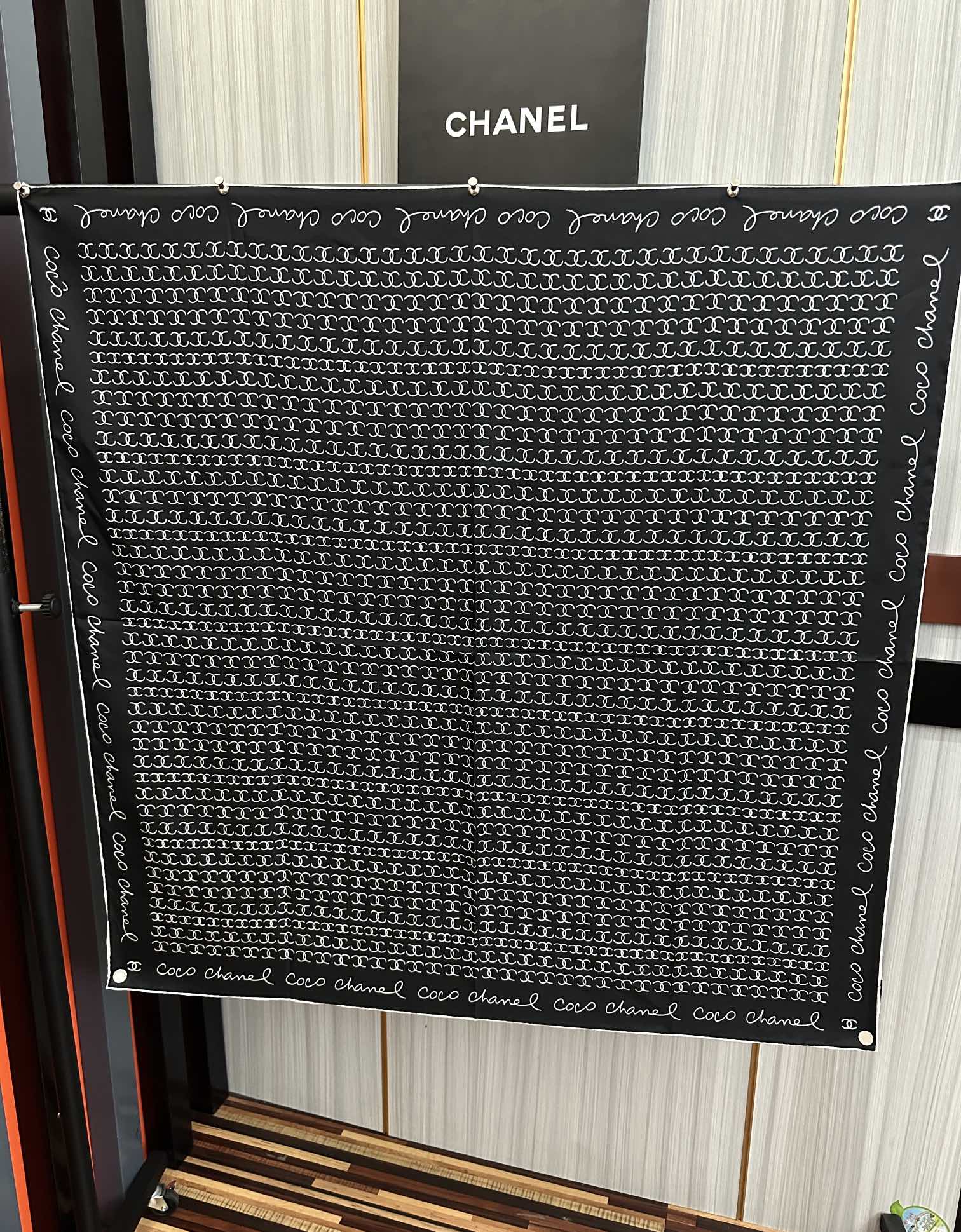 。2010高品质 香奈儿 【双C标志】太美了👍香奶奶永远都是比较经典[發]一条印有双C交织图案巧妙搭配[