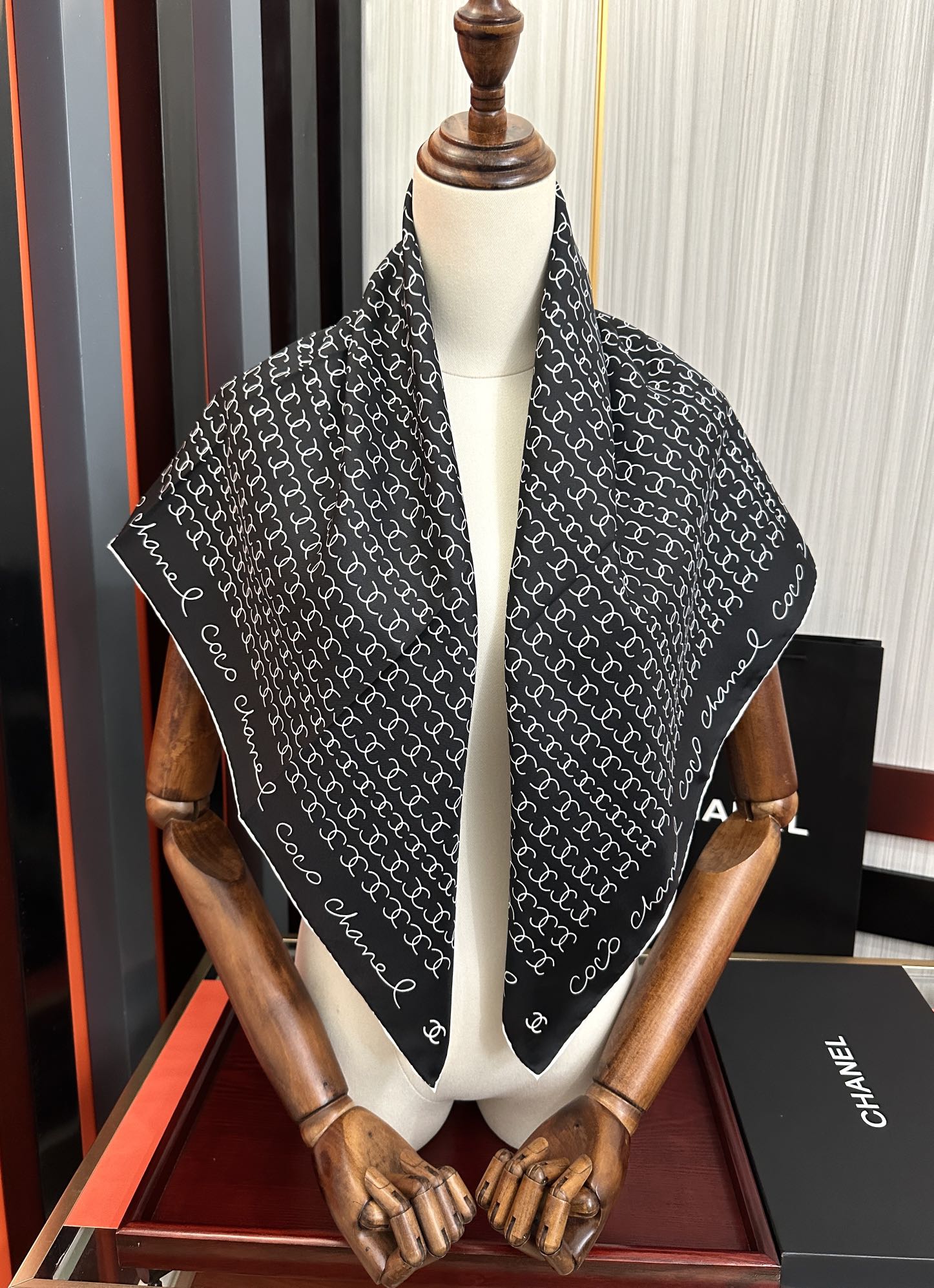 。2010高品质 香奈儿 【双C标志】太美了👍香奶奶永远都是比较经典[發]一条印有双C交织图案巧妙搭配[