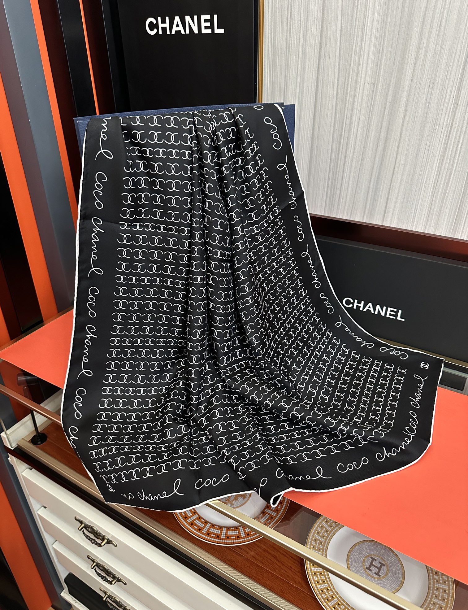 。2010高品质 香奈儿 【双C标志】太美了👍香奶奶永远都是比较经典[發]一条印有双C交织图案巧妙搭配[