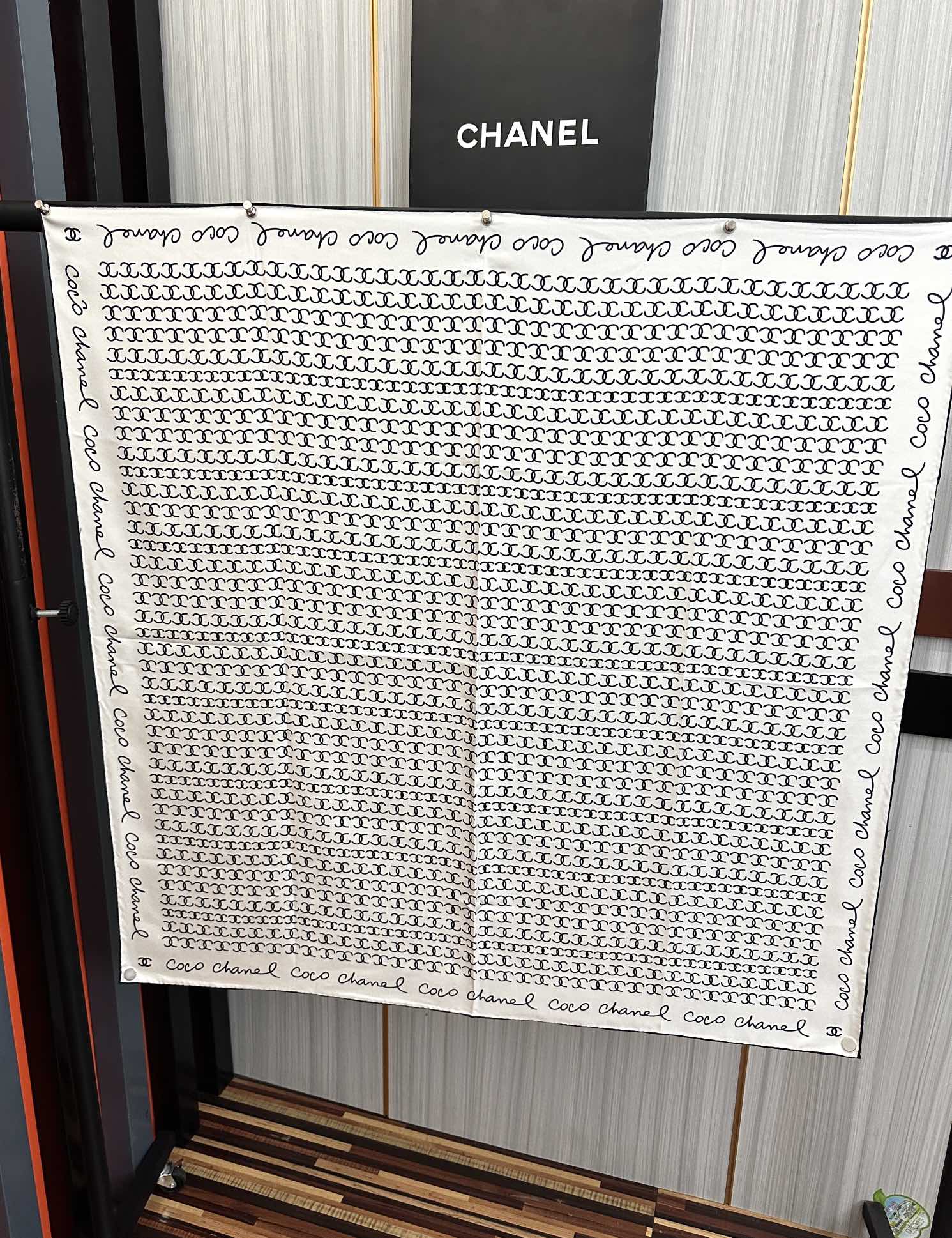 。2010高品质 香奈儿 【双C标志】太美了👍香奶奶永远都是比较经典[發]一条印有双C交织图案巧妙搭配[