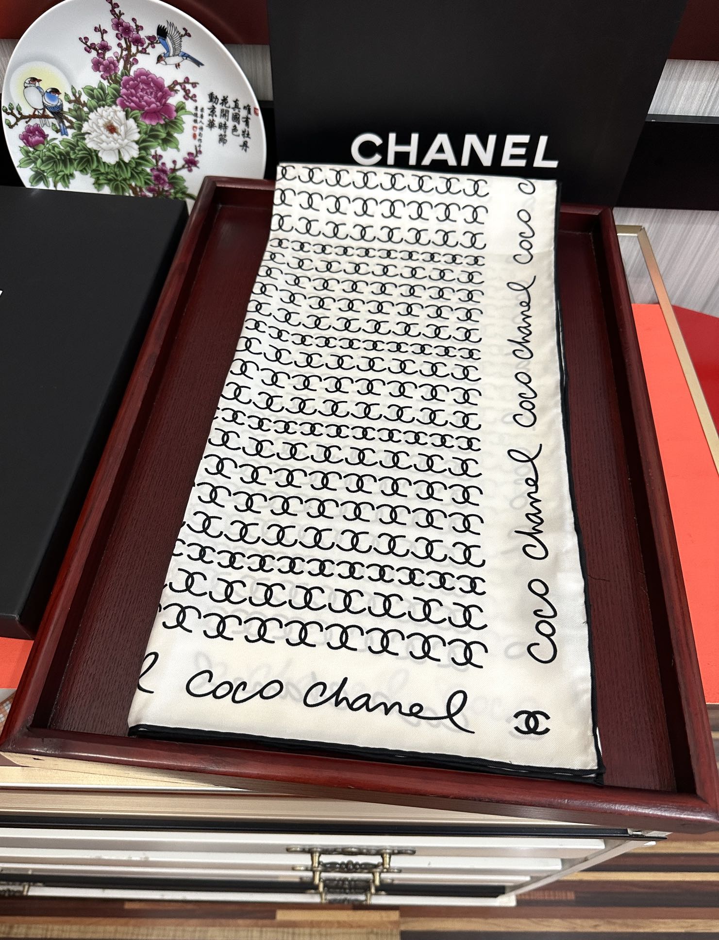 。2010高品质 香奈儿 【双C标志】太美了👍香奶奶永远都是比较经典[發]一条印有双C交织图案巧妙搭配[