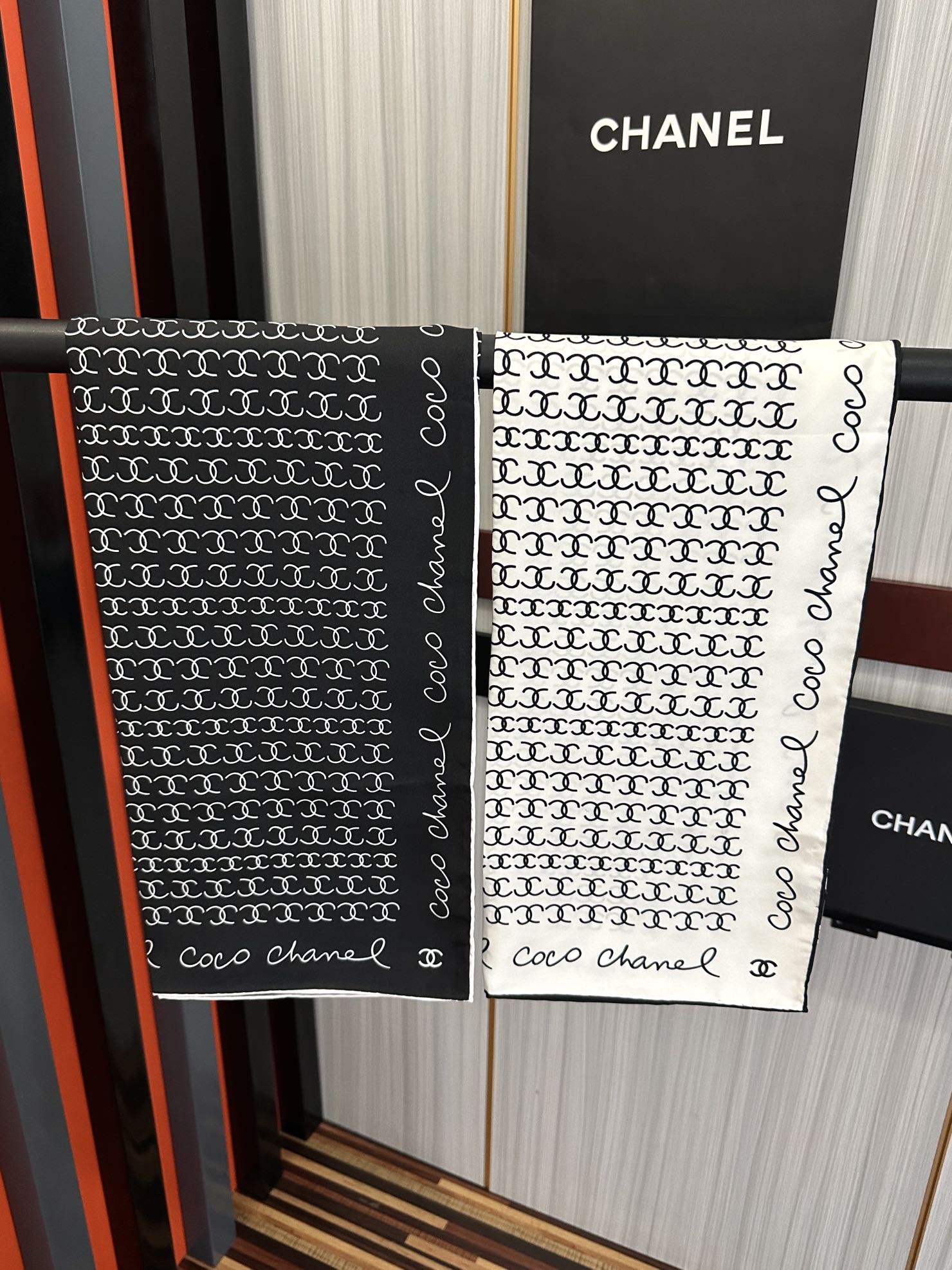 。2010高品质 香奈儿 【双C标志】太美了👍香奶奶永远都是比较经典[發]一条印有双C交织图案巧妙搭配[