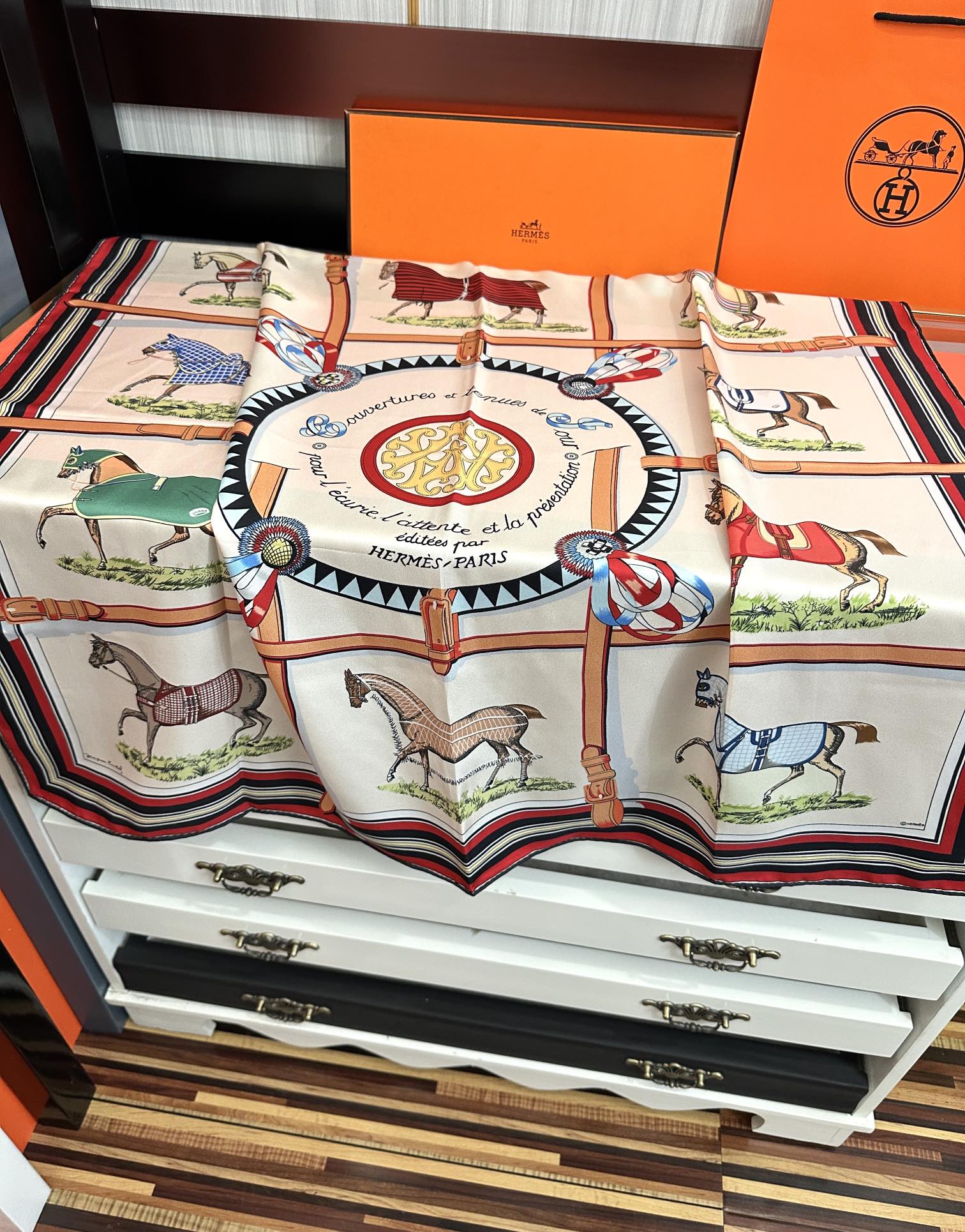 。2010爱马仕【18mm顶级真丝双面同色印花】[庆祝]“弩式牵引马具”90典藏方巾通过别致的经典色彩向