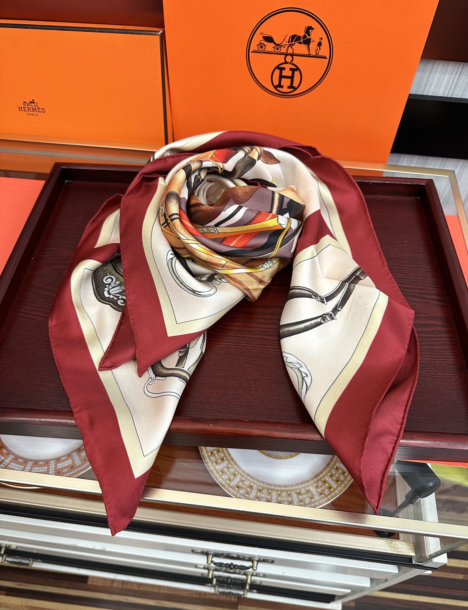 。2010爱马仕 官网同步【双面同色印花】[庆祝]“骏马的披挂”90典藏方巾通过别致的经典色彩向原创设计
