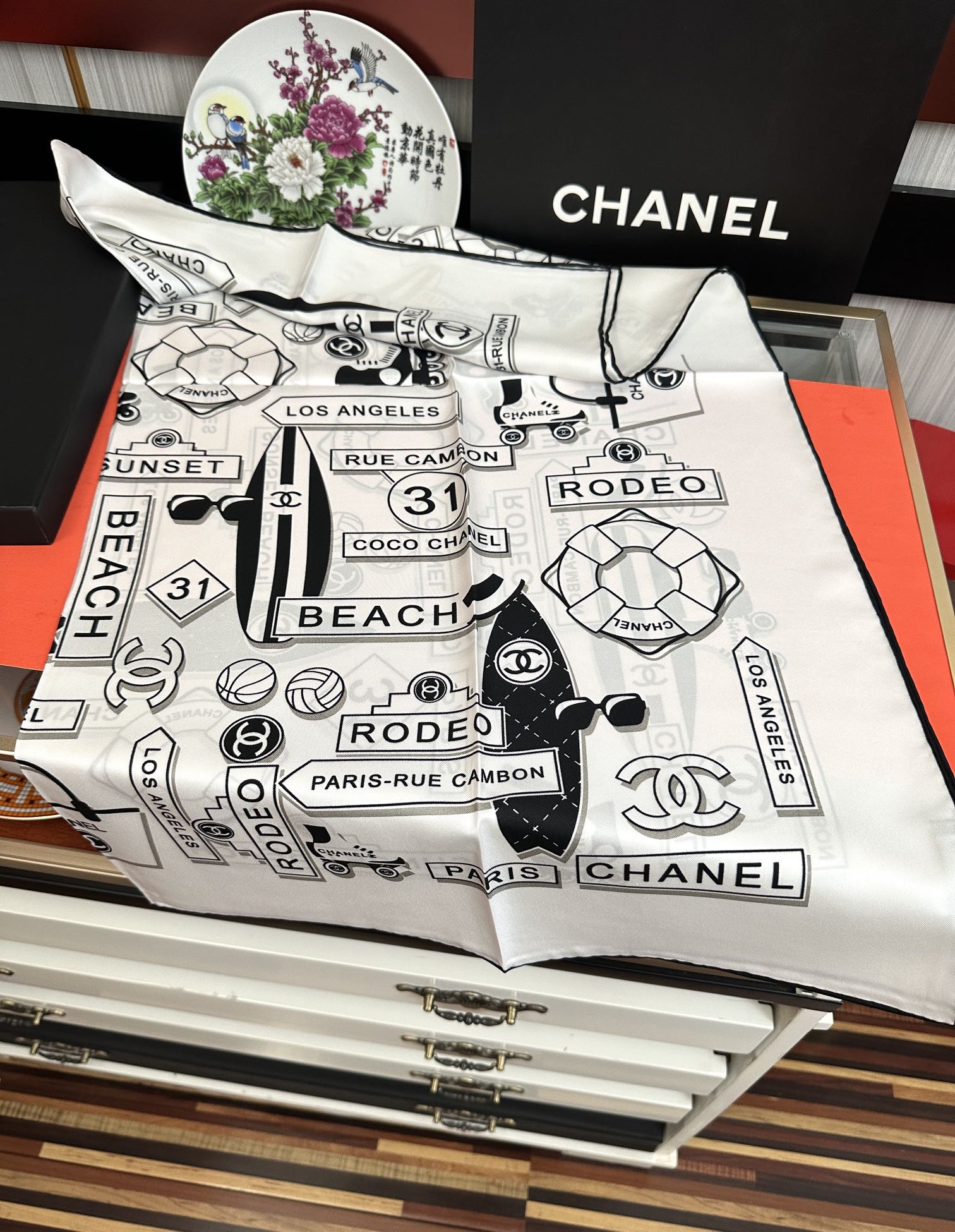 。2010香奈儿 顶级设计师 又一新款出货了[庆祝]靓女们必备款[色]太美了[玫瑰]上身效果非常美[得意