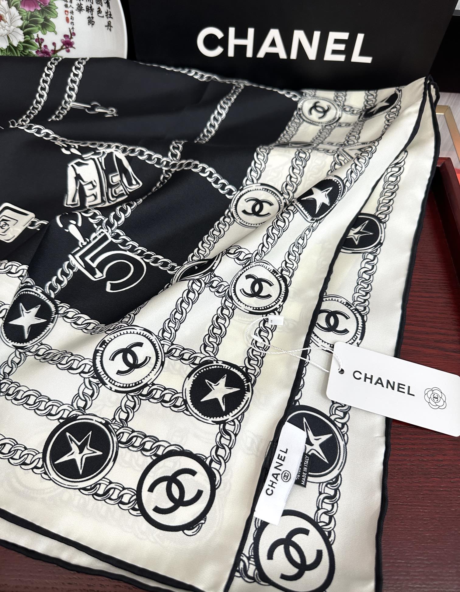 。双面同色 香奈儿18姆米 高版本👍2025春夏新款[庆祝]香奶奶永远都是比较经典[發]围上秒变高级女神