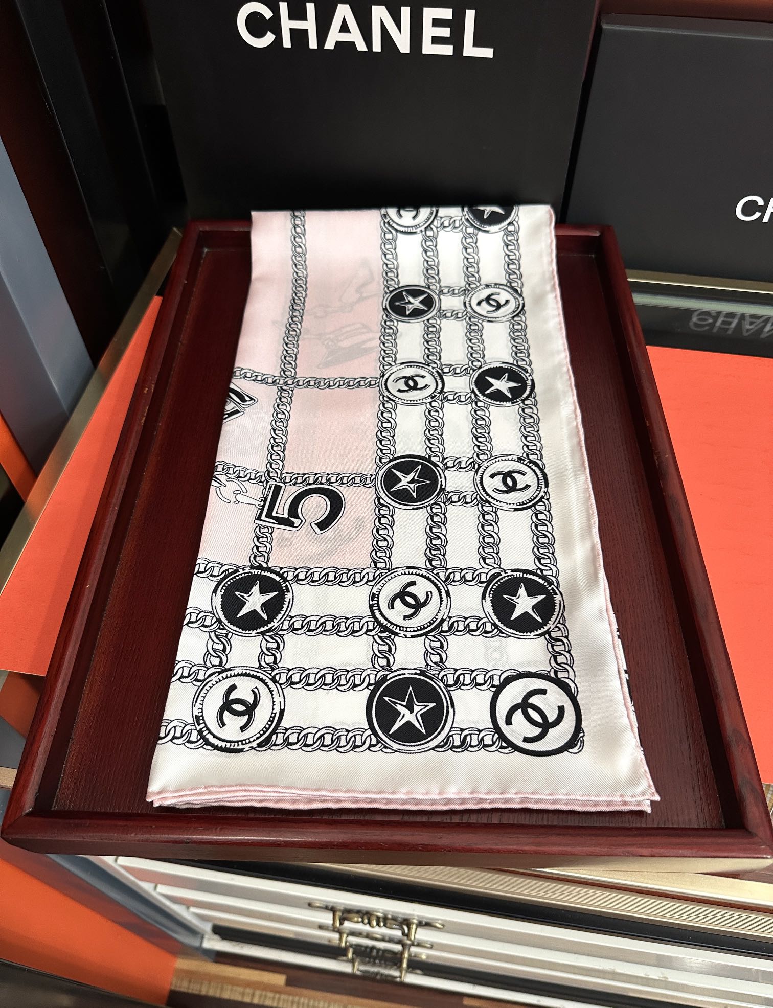 。双面同色 香奈儿18姆米 高版本👍2025春夏新款[庆祝]香奶奶永远都是比较经典[發]围上秒变高级女神